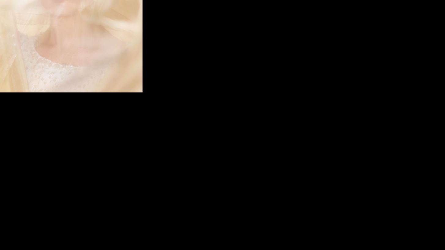 &#x397; Margot Robbie &#x3B5;&#x3AF;&#x3BD;&#x3B1;&#x3B9; &#x3C4;&#x3BF; &#x3C0;&#x3C1;&#x3CC;&#x3C3;&#x3C9;&#x3C0;&#x3BF; &#x3C4;&#x3BF;&#x3C5; &#x3BD;&#x3AD;&#x3BF;&#x3C5; &#x3B1;&#x3C1;&#x3CE;&#x3BC;&#x3B1;&#x3C4;&#x3BF;&#x3C2; Gabrielle Chanel Essence