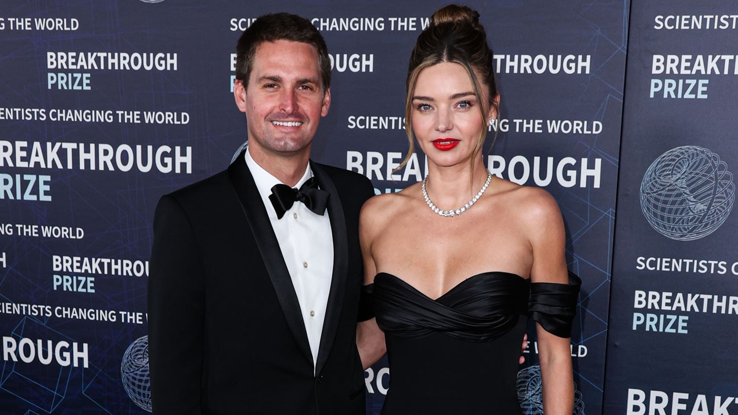 &#x397; Miranda Kerr &#x3AD;&#x3C7;&#x3B5;&#x3B9; &#x3C6;&#x3C9;&#x3C4;&#x3BF;&#x3B3;&#x3C1;&#x3B1;&#x3C6;&#x3AF;&#x3B1; &#x3B1;&#x3C0;&#x3CC; &#x3C4;&#x3B7;&#x3BD; &#x3C0;&#x3C1;&#x3CE;&#x3C4;&#x3B7; &#x3C7;&#x3B5;&#x3B9;&#x3C1;&#x3B1;&#x3C8;&#x3AF;&#x3B1; &#x3C4;&#x3B7;&#x3C2; &#x3BC;&#x3B5; &#x3C4;&#x3BF; &#x3C3;&#x3CD;&#x3B6;&#x3C5;&#x3B3;&#x3CC; &#x3C4;&#x3B7;&#x3C2;, Ewan Spiegel