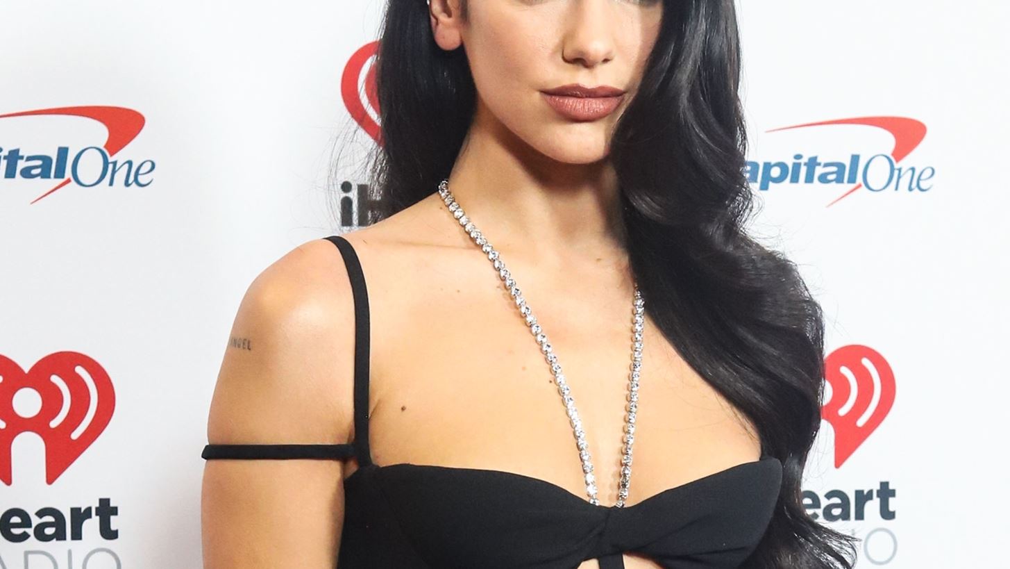 &#x3A4;&#x3BF; &#x3BD;&#x3AD;&#x3BF; hot &#x3B6;&#x3B5;&#x3C5;&#x3B3;&#x3AC;&#x3C1;&#x3B9;: Dua Lipa &#x3BA;&#x3B1;&#x3B9; o &#x3B5;&#x3BB;&#x3BB;&#x3B7;&#x3BD;&#x3B9;&#x3BA;&#x3AE;&#x3C2; &#x3BA;&#x3B1;&#x3C4;&#x3B1;&#x3B3;&#x3C9;&#x3B3;&#x3AE;&#x3C2; &#x3C3;&#x3BA;&#x3B7;&#x3BD;&#x3BF;&#x3B8;&#x3AD;&#x3C4;&#x3B7;&#x3C2; Romain Gavras