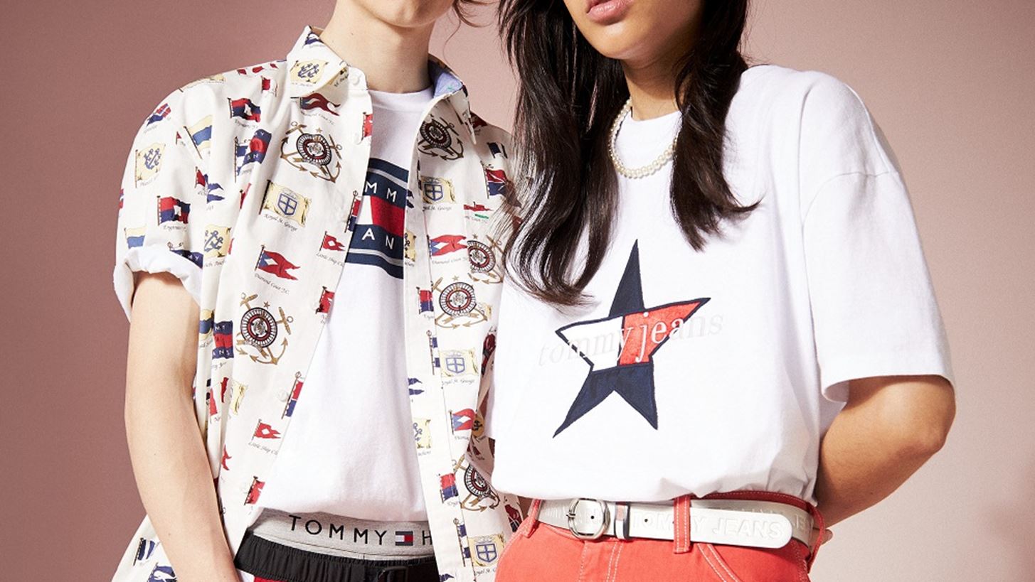 &#x39F; Tommy Hilfiger &#x3B1;&#x3BD;&#x3B1;&#x3BA;&#x3BF;&#x3B9;&#x3BD;&#x3CE;&#x3BD;&#x3B5;&#x3B9; &#x3C4;&#x3B7;&#x3BD; TOMMY JEANS Summer Heritage capsule &#x3C3;&#x3C5;&#x3BB;&#x3BB;&#x3BF;&#x3B3;&#x3AE;