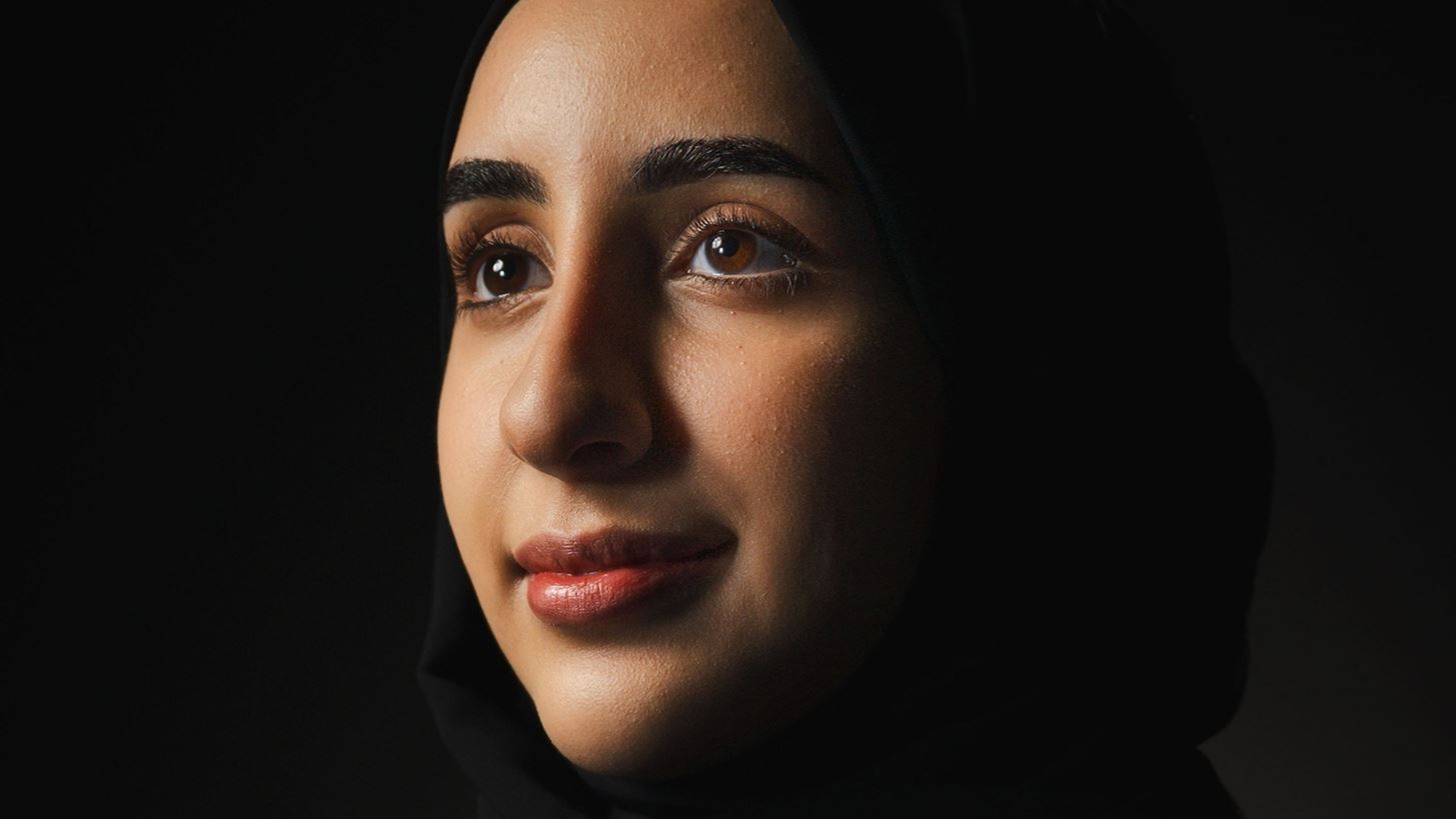 Nora Al Matrooshi | &#x397; &#x3C0;&#x3C1;&#x3CE;&#x3C4;&#x3B7; &#x3B3;&#x3C5;&#x3BD;&#x3B1;&#x3AF;&#x3BA;&#x3B1; &#x3B1;&#x3C1;&#x3B1;&#x3B2;&#x3B9;&#x3BA;&#x3AE;&#x3C2; &#x3BA;&#x3B1;&#x3C4;&#x3B1;&#x3B3;&#x3C9;&#x3B3;&#x3AE;&#x3C2; &#x3C0;&#x3BF;&#x3C5; &#x3B8;&#x3B1; &#x3C0;&#x3AC;&#x3B5;&#x3B9; &#x3C3;&#x3C4;&#x3B7; &#x3A3;&#x3B5;&#x3BB;&#x3AE;&#x3BD;&#x3B7;