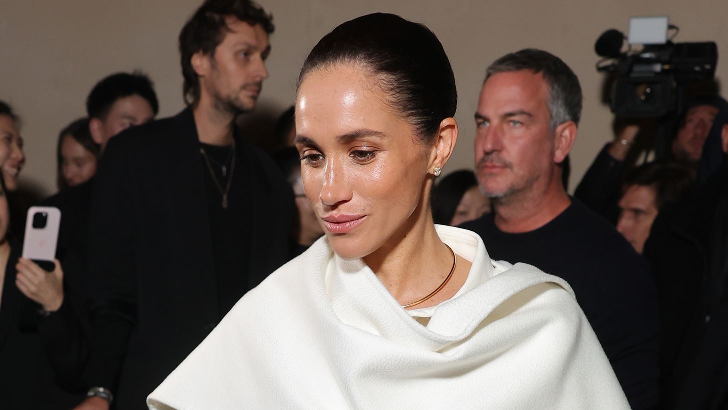 Meghan Markle | &#x397; &#x3C0;&#x3C1;&#x3CE;&#x3C4;&#x3B7; &#x3C4;&#x3B7;&#x3C2; &#x3B5;&#x3BC;&#x3C6;&#x3AC;&#x3BD;&#x3B9;&#x3C3;&#x3B7; &#x3C3;&#x3C4;&#x3B7;&#x3BD; Paris Fashion Week &#x3BC;&#x3B5; &#x3B4;&#x3CD;&#x3BF; minimal chic looks