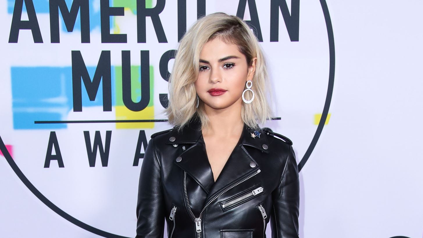 Selena Gomez: "Οι προηγούμενες σχέσεις μου ήταν καταραμένες"