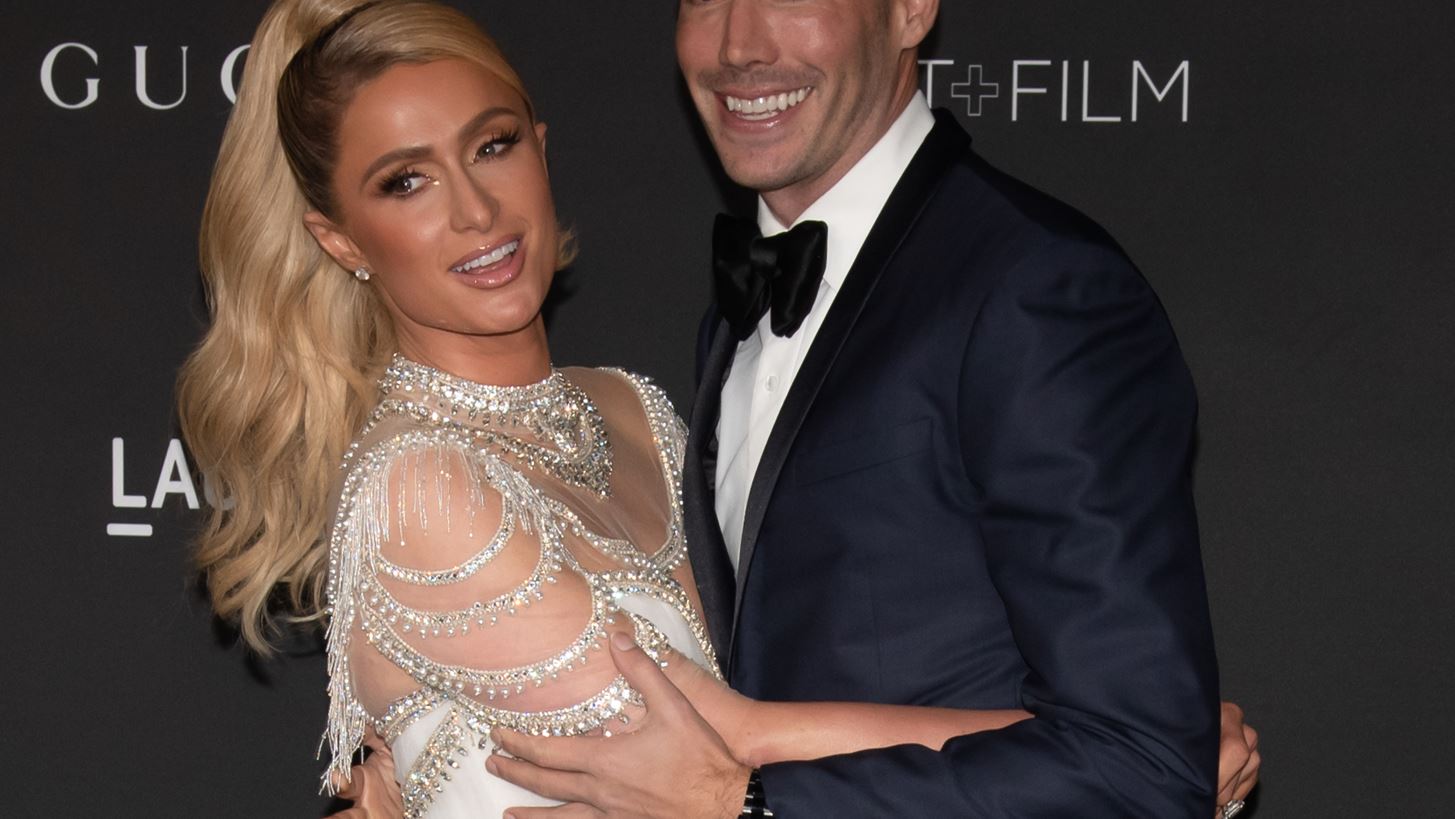Paris Hilton | O &#x3B3;&#x3AC;&#x3BC;&#x3BF;&#x3C2; &#x3C4;&#x3B7;&#x3C2; 40&#x3C7;&#x3C1;&#x3BF;&#x3BD;&#x3B7;&#x3C2; &#x3BA;&#x3BB;&#x3B7;&#x3C1;&#x3BF;&#x3BD;&#x3CC;&#x3BC;&#x3BF;&#x3C5;, &#x3C4;&#x3BF; &#x3BD;&#x3C5;&#x3C6;&#x3B9;&#x3BA;&#x3CC; &#x3BA;&#x3B1;&#x3B9; &#x3BF;&#x3B9; &#x3B4;&#x3CD;&#x3BF; &#x3B3;&#x3B1;&#x3BC;&#x3AE;&#x3BB;&#x3B9;&#x3B5;&#x3C2; &#x3B4;&#x3B5;&#x3BE;&#x3B9;&#x3CE;&#x3C3;&#x3B5;&#x3B9;&#x3C2;