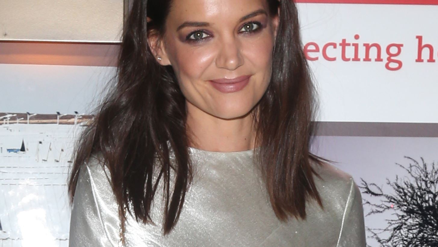 H Katie Holmes &#x3C6;&#x3BF;&#x3C1;&#x3AC;&#x3B5;&#x3B9; &#x3C3;&#x3C9;&#x3C3;&#x3C4;&#x3AC; &#x3BA;&#x3B1;&#x3B9; &#x3C4;&#x3BF; animal print
