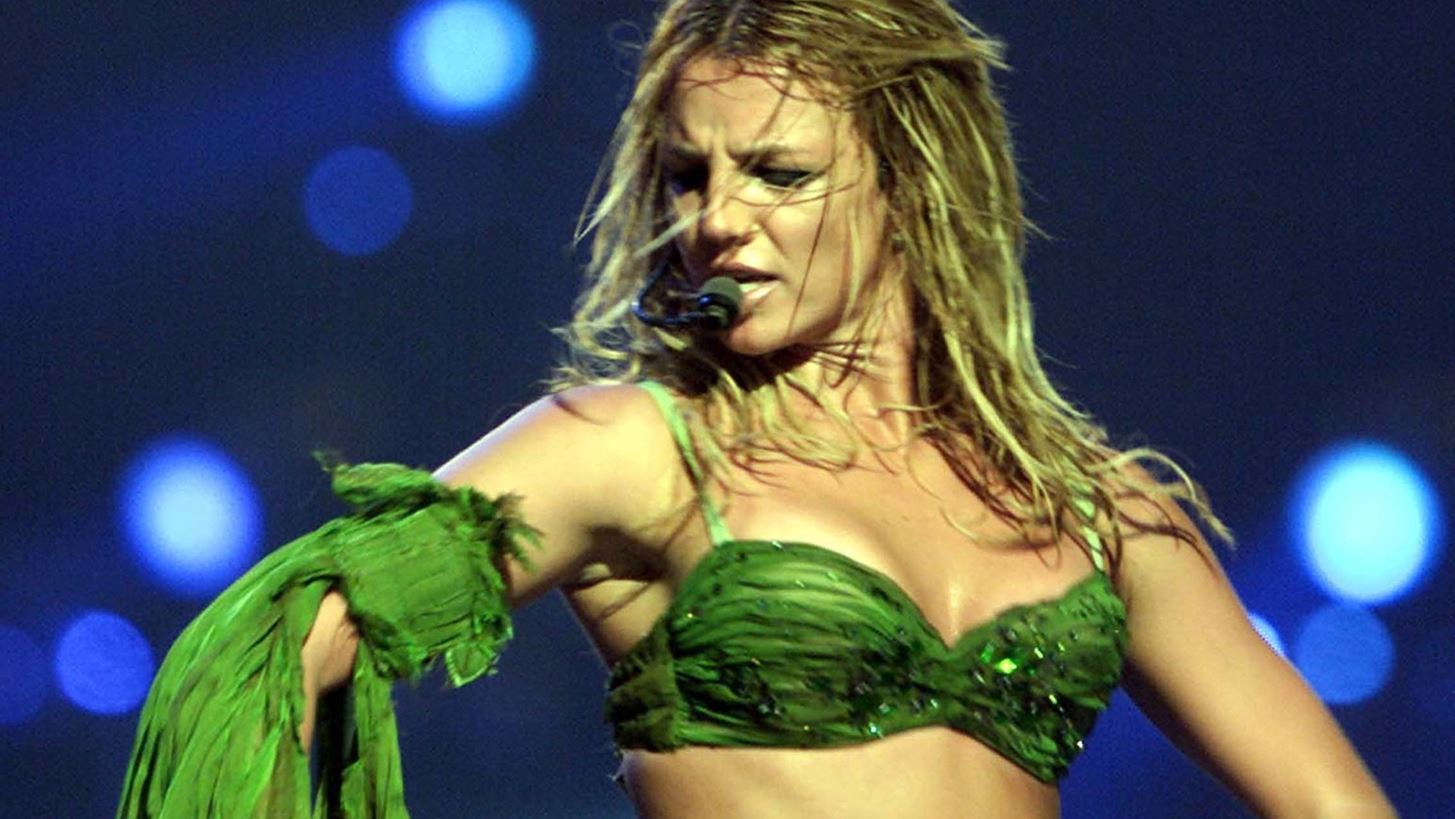 It&#x27;s Britney! | &#x3A4;&#x3BF; pop icon &#x3B4;&#x3B7;&#x3BC;&#x3B9;&#x3BF;&#x3CD;&#x3C1;&#x3B3;&#x3B7;&#x3C3;&#x3B5; &#x3C4;&#x3B7; &#x3B4;&#x3B9;&#x3BA;&#x3AE; &#x3C4;&#x3B7;&#x3C2; playlist &#x3B3;&#x3B9;&#x3B1; &#x3C4;&#x3B7;&#x3BD; &#x3C4;&#x3B5;&#x3BB;&#x3B5;&#x3C5;&#x3C4;&#x3B1;&#x3AF;&#x3B1; &#x3C3;&#x3C5;&#x3BB;&#x3BB;&#x3BF;&#x3B3;&#x3AE; &#x3C4;&#x3BF;&#x3C5; Demna &#x3C3;&#x3C4;&#x3B7;&#x3BD; Balenciaga