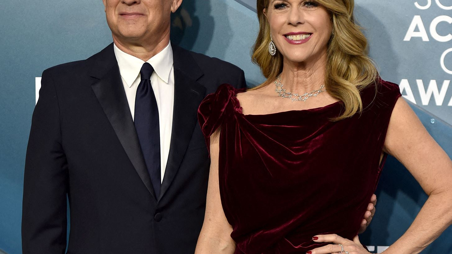 &#x39F; Tom Hanks &#x3BA;&#x3B1;&#x3B9; &#x3B7; Rita Wilson &#x3AD;&#x3C6;&#x3C4;&#x3B1;&#x3C3;&#x3B1;&#x3BD; &#x3C3;&#x3C4;&#x3B7;&#x3BD; &#x3A0;&#x3AC;&#x3C1;&#x3BF; &#x3BB;&#x3AF;&#x3B3;&#x3B5;&#x3C2; &#x3BC;&#x3AD;&#x3C1;&#x3B5;&#x3C2; &#x3BC;&#x3B5;&#x3C4;&#x3AC; &#x3C4;&#x3B1; 64&#x3B1; &#x3B3;&#x3B5;&#x3BD;&#x3AD;&#x3B8;&#x3BB;&#x3B9;&#x3B1; &#x3C4;&#x3BF;&#x3C5; &#x3B7;&#x3B8;&#x3BF;&#x3C0;&#x3BF;&#x3B9;&#x3BF;&#x3CD;