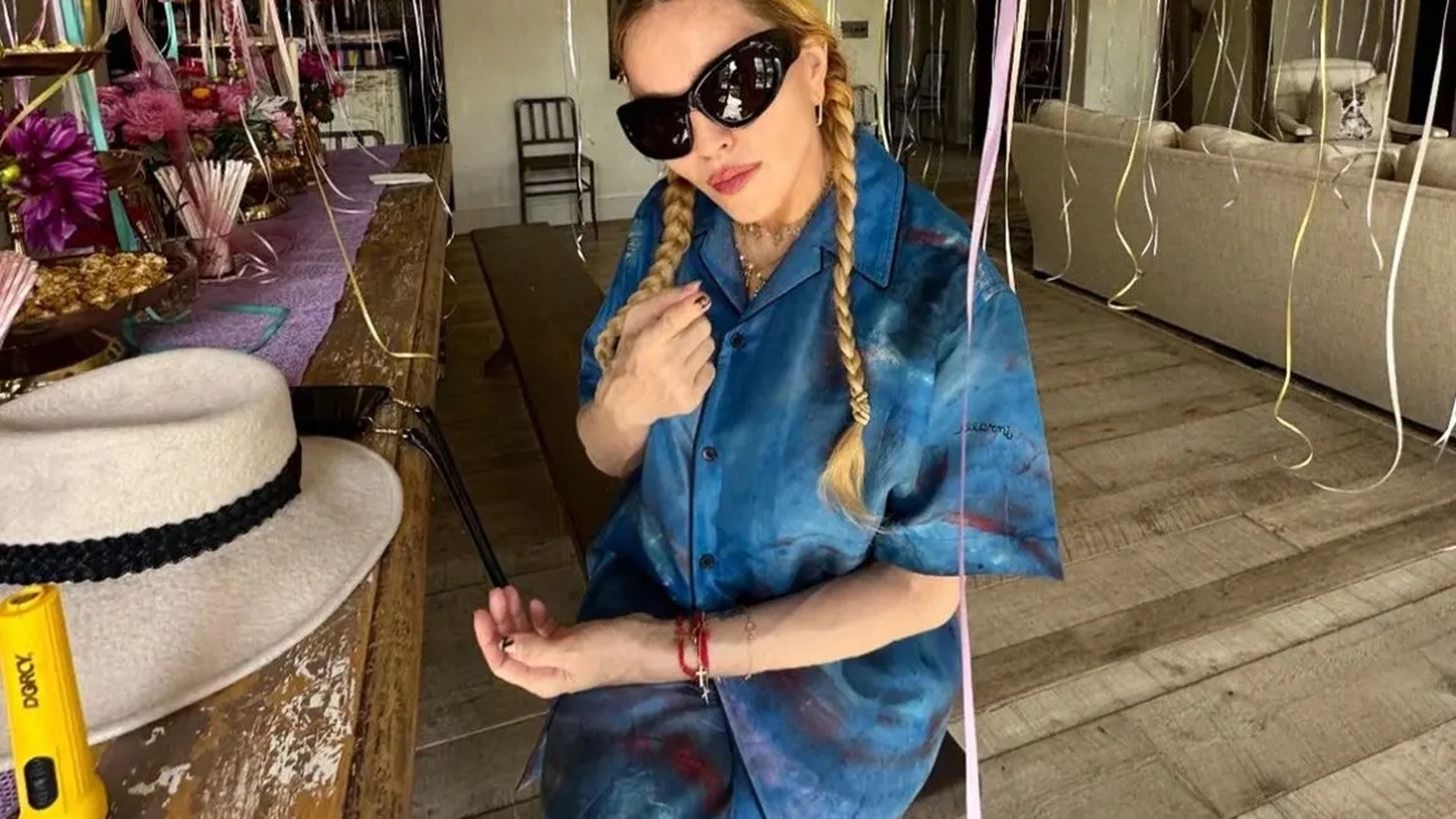 Madonna | &#x393;&#x3B9;&#x3BF;&#x3C1;&#x3C4;&#x3AC;&#x3B6;&#x3B5;&#x3B9; &#x3C4;&#x3BF; &#x3C4;&#x3AD;&#x3BB;&#x3BF;&#x3C2; &#x3C4;&#x3BF;&#x3C5; &#x3BA;&#x3B1;&#x3BB;&#x3BF;&#x3BA;&#x3B1;&#x3B9;&#x3C1;&#x3B9;&#x3BF;&#x3CD; &#x3BC;&#x3B5; &#x3AD;&#x3BD;&#x3B1; pool party &#x3BC;&#x3B5; &#x3C4;&#x3B1; &#x3C0;&#x3B1;&#x3B9;&#x3B4;&#x3B9;&#x3AC; &#x3C4;&#x3B7;&#x3C2;