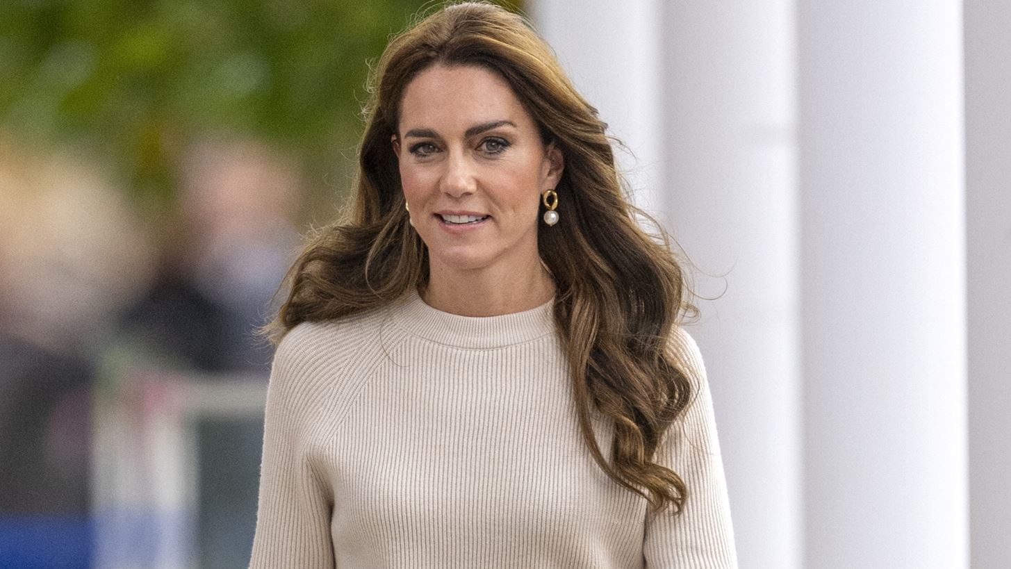 Kate Middleton | &#x393;&#x3B9;&#x3B1;&#x3C4;&#x3AF; &#x3AD;&#x3C6;&#x3C5;&#x3B3;&#x3B5; &#x3BA;&#x3C1;&#x3C5;&#x3C6;&#x3AC; &#x3B1;&#x3C0;&#x3CC; &#x3C4;&#x3BF; &#x3BD;&#x3BF;&#x3C3;&#x3BF;&#x3BA;&#x3BF;&#x3BC;&#x3B5;&#x3AF;&#x3BF;;