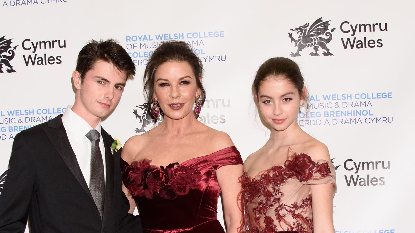 Catherine Zeta-Jones - Michael Douglas | &#x397; &#x3C3;&#x3C0;&#x3AC;&#x3BD;&#x3B9;&#x3B1; &#x3C6;&#x3C9;&#x3C4;&#x3BF;&#x3B3;&#x3C1;&#x3B1;&#x3C6;&#x3AF;&#x3B1; &#x3BC;&#x3B5; &#x3C4;&#x3B1; &#x3C0;&#x3B1;&#x3B9;&#x3B4;&#x3B9;&#x3AC; &#x3C4;&#x3BF;&#x3C5;&#x3C2;