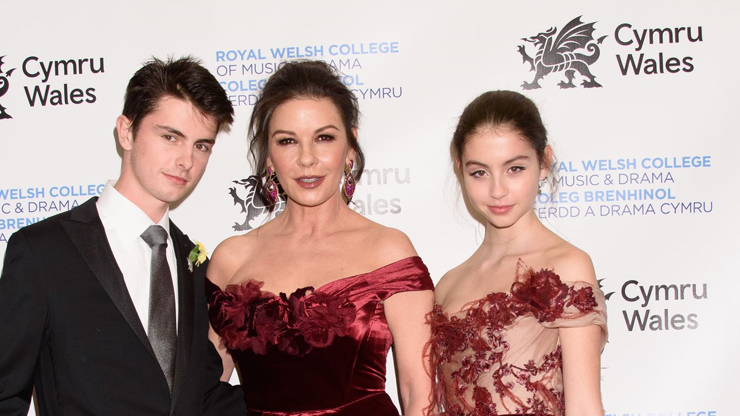 &#x397; Catherine Zeta-Jones &#x3C0;&#x3BF;&#x3B6;&#x3AC;&#x3C1;&#x3B5;&#x3B9; &#x3BC;&#x3B5; &#x3C4;&#x3B7;&#x3BD; &#x3BA;&#x3CC;&#x3C1;&#x3B7; &#x3C4;&#x3B7;&#x3C2; &#x3BA;&#x3B1;&#x3B9; &#x3BC;&#x3BF;&#x3B9;&#x3AC;&#x3B6;&#x3BF;&#x3C5;&#x3BD; &#x3C3;&#x3B1;&#x3BD; &#x3B4;&#x3C5;&#x3BF; &#x3C3;&#x3C4;&#x3B1;&#x3B3;&#x3CC;&#x3BD;&#x3B5;&#x3C2; &#x3BD;&#x3B5;&#x3C1;&#x3CC;