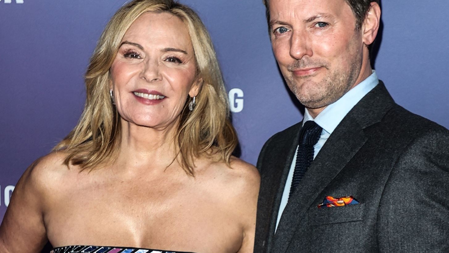 Kim Cattrall | H &#x3C3;&#x3C0;&#x3AC;&#x3BD;&#x3B9;&#x3B1; &#x3B5;&#x3BC;&#x3C6;&#x3AC;&#x3BD;&#x3B9;&#x3C3;&#x3AE; &#x3C4;&#x3B7;&#x3C2; &#x3C3;&#x3C4;&#x3BF; &#x3BA;&#x3CC;&#x3BA;&#x3BA;&#x3B9;&#x3BD;&#x3BF; &#x3C7;&#x3B1;&#x3BB;&#x3AF; &#x3BC;&#x3B5; &#x3C4;&#x3BF;&#x3BD; 50&#x3C7;&#x3C1;&#x3BF;&#x3BD;&#x3BF; &#x3C3;&#x3CD;&#x3BD;&#x3C4;&#x3C1;&#x3BF;&#x3C6;&#x3CC; &#x3C4;&#x3B7;&#x3C2;, Russell Thomas
