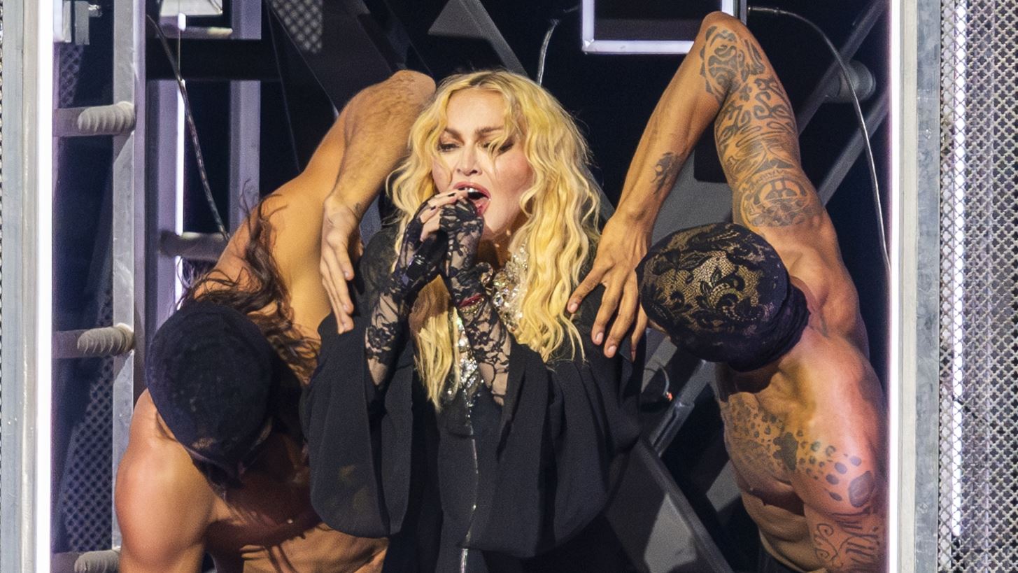 &quot;&#x395;&#x3AF;&#x3BD;&#x3B1;&#x3B9; &#x3AD;&#x3BD;&#x3B1; &#x3B8;&#x3B1;&#x3CD;&#x3BC;&#x3B1; &#x3C0;&#x3BF;&#x3C5; &#x3B5;&#x3AF;&#x3BC;&#x3B1;&#x3B9; &#x3B6;&#x3C9;&#x3BD;&#x3C4;&#x3B1;&#x3BD;&#x3AE;&quot; | &#x397; Madonna &#x3BC;&#x3B9;&#x3BB;&#x3AC; &#x3B3;&#x3B9;&#x3B1; &#x3C4;&#x3B7;&#x3BD; &#x3C0;&#x3B5;&#x3C1;&#x3B9;&#x3C0;&#x3AD;&#x3C4;&#x3B5;&#x3B9;&#x3B1; &#x3C5;&#x3B3;&#x3B5;&#x3AF;&#x3B1;&#x3C2; &#x3C0;&#x3BF;&#x3C5; &#x3C0;&#x3B1;&#x3C1;&#x3B1;&#x3BB;&#x3AF;&#x3B3;&#x3BF; &#x3BD;&#x3B1; &#x3C4;&#x3B7;&#x3C2; &#x3C3;&#x3C4;&#x3BF;&#x3B9;&#x3C7;&#x3AF;&#x3C3;&#x3B5;&#x3B9; &#x3C4;&#x3B7; &#x3B6;&#x3C9;&#x3AE;