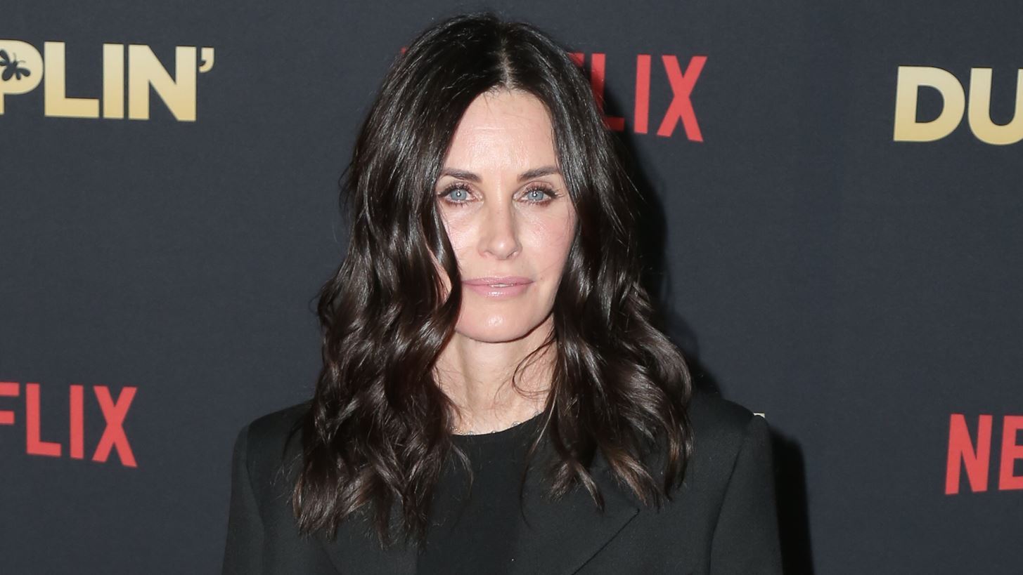 Courteney Cox | &#x3A4;&#x3BF; &#x3B2;&#x3AF;&#x3BD;&#x3C4;&#x3B5;&#x3BF; &#x3C0;&#x3BF;&#x3C5; &#x3BE;&#x3B5;&#x3C0;&#x3AD;&#x3C1;&#x3B1;&#x3C3;&#x3B5; &#x3C4;&#x3B1; 4 &#x3B5;&#x3BA;&#x3B1;&#x3C4;&#x3BF;&#x3BC;&#x3BC;&#x3CD;&#x3C1;&#x3B9;&#x3B1; views &#x3C3;&#x3B5; &#x3BB;&#x3AF;&#x3B3;&#x3B5;&#x3C2; &#x3CE;&#x3C1;&#x3B5;&#x3C2;