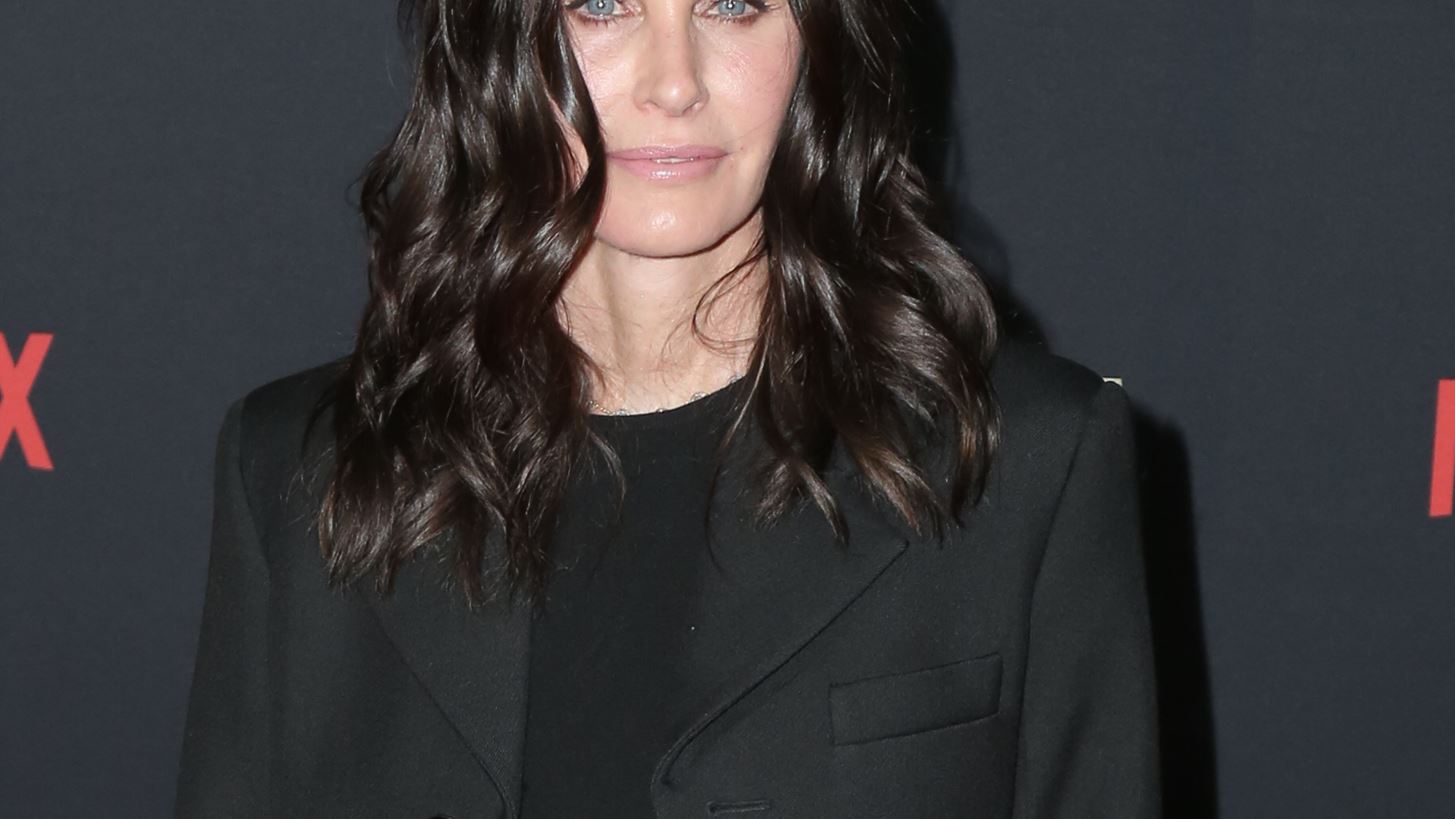 &#x397; Courteney Cox &#x3B5;&#x3C0;&#x3AD;&#x3C3;&#x3C4;&#x3C1;&#x3B5;&#x3C8;&#x3B5; &#x3C3;&#x3C4;&#x3BF; &#x3C3;&#x3C4;&#x3BF;&#x3CD;&#x3BD;&#x3C4;&#x3B9;&#x3BF; &#x3C4;&#x3C9;&#x3BD; Friends | &#x397; &#x3AD;&#x3BA;&#x3C0;&#x3BB;&#x3B7;&#x3BE;&#x3B7; &#x3C3;&#x3C4;&#x3BF;&#x3C5;&#x3C2; fans &#x3BC;&#x3AD;&#x3C3;&#x3B1; &#x3C3;&#x3C4;&#x3BF; Central Perk