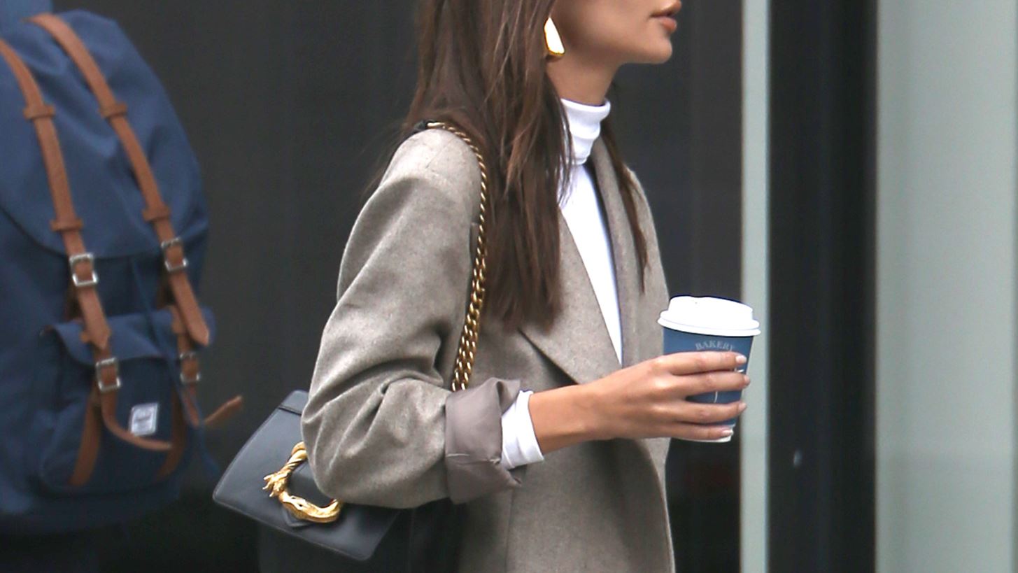 To &#x3C4;&#x3AD;&#x3BB;&#x3B5;&#x3B9;&#x3BF; outfit &#x3C4;&#x3B7;&#x3C2; Emily Ratajkowski &#x3B3;&#x3B9;&#x3B1; &#x3C4;&#x3B9;&#x3C2; &#x3C6;&#x3B8;&#x3B9;&#x3BD;&#x3BF;&#x3C0;&#x3C9;&#x3C1;&#x3B9;&#x3BD;&#x3AD;&#x3C2; &#x3B7;&#x3BC;&#x3AD;&#x3C1;&#x3B5;&#x3C2;