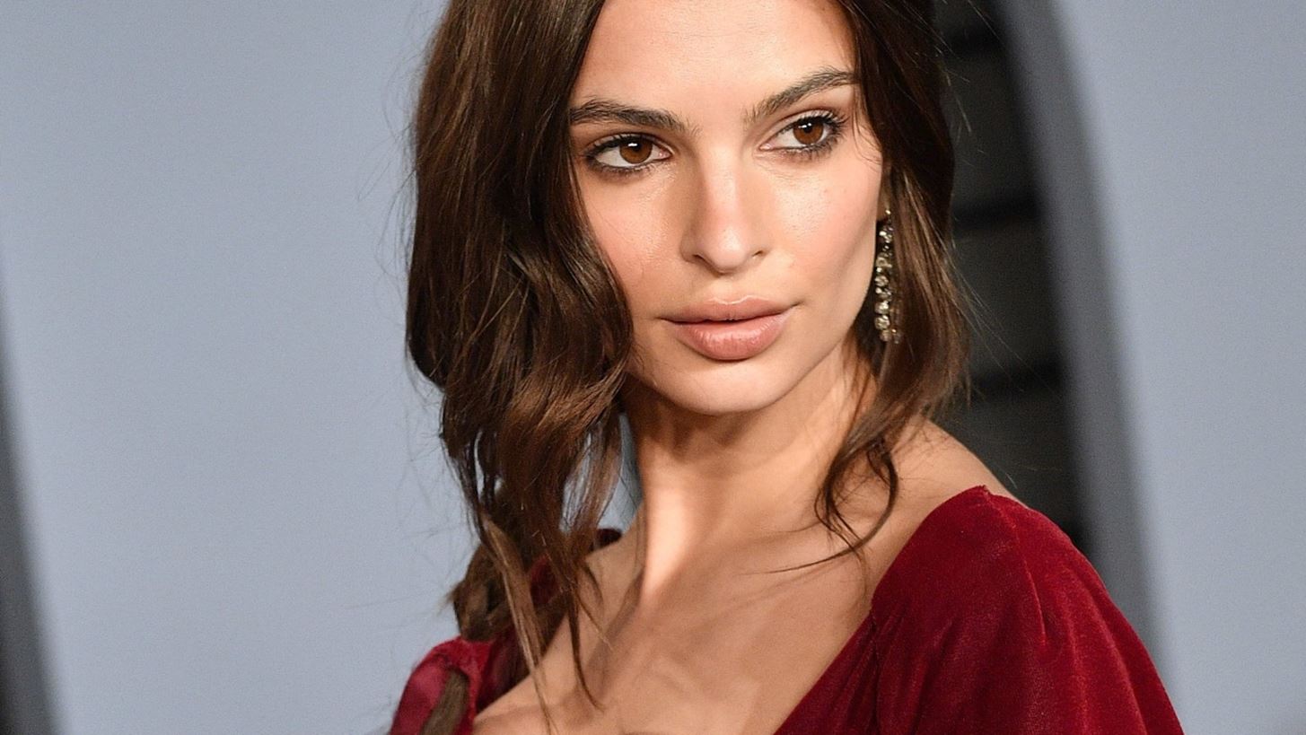 Emily Ratajkowski | &#x395;&#x3AF;&#x3BD;&#x3B1;&#x3B9; &#x3AD;&#x3B3;&#x3BA;&#x3C5;&#x3BF;&#x3C2;;