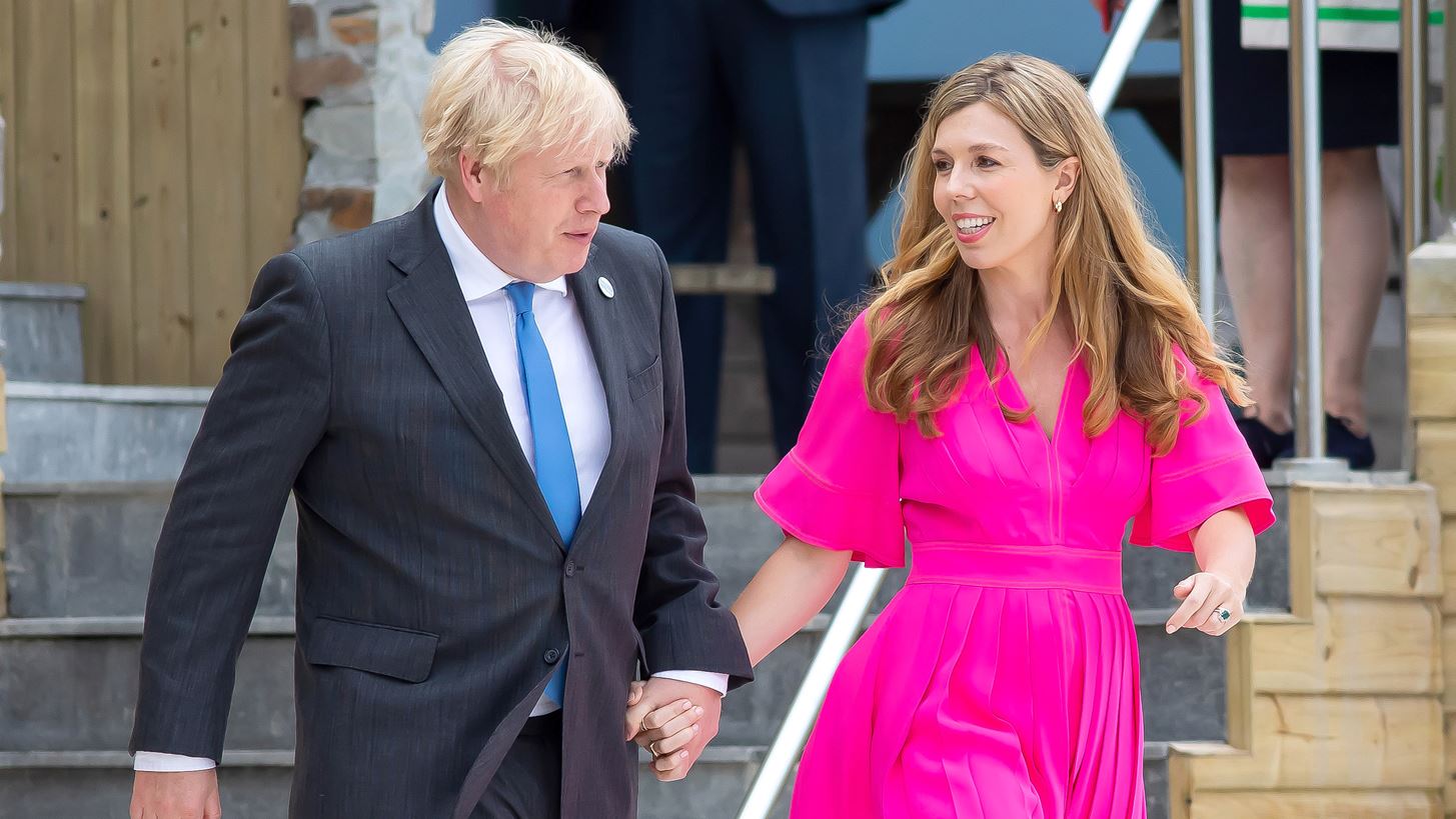 Boris Johnson | &#x389;&#x3C0;&#x3B9;&#x3B5; &#x3AD;&#x3BD;&#x3B1; &#x3BA;&#x3C1;&#x3B1;&#x3C3;&#x3AF; &#x3BC;&#x3B5; &#x3C4;&#x3B7; &#x3BD;&#x3AD;&#x3B1; &#x3BD;&#x3C4;&#x3B1;&#x3BD;&#x3C4;&#x3AC; &#x3C4;&#x3C9;&#x3BD; &#x3C0;&#x3B1;&#x3B9;&#x3B4;&#x3B9;&#x3CE;&#x3BD; &#x3BA;&#x3B1;&#x3B9; &#x3B7; &#x3C3;&#x3CD;&#x3B6;&#x3C5;&#x3B3;&#x3CC;&#x3C2; &#x3C4;&#x3BF;&#x3C5; &#x3C4;&#x3B7;&#x3BD; &#x3B1;&#x3C0;&#x3AD;&#x3BB;&#x3C5;&#x3C3;&#x3B5;