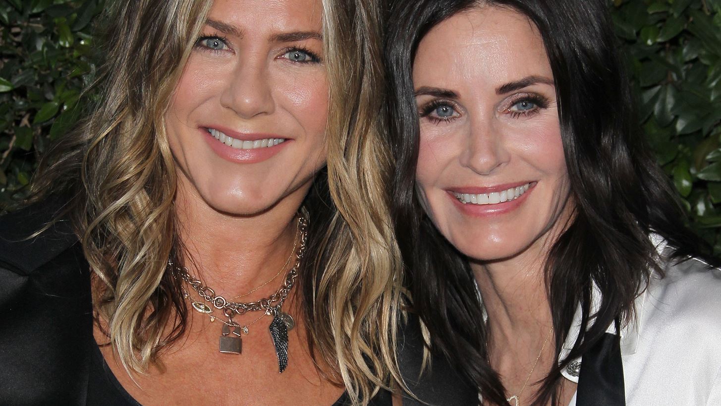 Jennifer Aniston- Courteney Cox | &#x3A6;&#x3CC;&#x3C1;&#x3B5;&#x3C3;&#x3B1;&#x3BD; T-shirts &#x3BC;&#x3B5; &#x3C4;&#x3B7;&#x3BD; &#x3C0;&#x3B9;&#x3BF; &#x3C3;&#x3C5;&#x3B3;&#x3BA;&#x3B9;&#x3BD;&#x3B7;&#x3C4;&#x3B9;&#x3BA;&#x3AE; &#x3C3;&#x3C4;&#x3B9;&#x3B3;&#x3BC;&#x3AE; &#x3B1;&#x3C0;&#x3CC; &#x3C4;&#x3B1; &#x2018;&#x3A6;&#x3B9;&#x3BB;&#x3B1;&#x3C1;&#x3AC;&#x3BA;&#x3B9;&#x3B1;&#x2019;