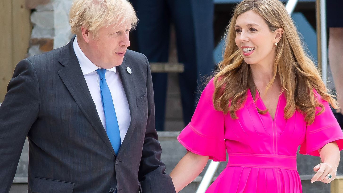 Carrie Johnson | &#x3A3;&#x3C4;&#x3BF; &#x3C0;&#x3BB;&#x3B5;&#x3C5;&#x3C1;&#x3CC; &#x3C4;&#x3BF;&#x3C5; &#x3C3;&#x3C5;&#x3B6;&#x3CD;&#x3B3;&#x3BF;&#x3C5; &#x3C4;&#x3B7;&#x3C2;, Boris Johnson, &#x3BC;&#x3B1;&#x3B6;&#x3AF; &#x3BC;&#x3B5; &#x3C4;&#x3B7;&#x3BD; 7 &#x3BC;&#x3B7;&#x3BD;&#x3CE;&#x3BD; &#x3BA;&#x3CC;&#x3C1;&#x3B7; &#x3C4;&#x3BF;&#x3C5;&#x3C2; &#x3C4;&#x3B7; &#x3C3;&#x3C4;&#x3B9;&#x3B3;&#x3BC;&#x3AE; &#x3C4;&#x3B7;&#x3C2; &#x3C0;&#x3B1;&#x3C1;&#x3B1;&#x3AF;&#x3C4;&#x3B7;&#x3C3;&#x3AE;&#x3C2; &#x3C4;&#x3BF;&#x3C5;