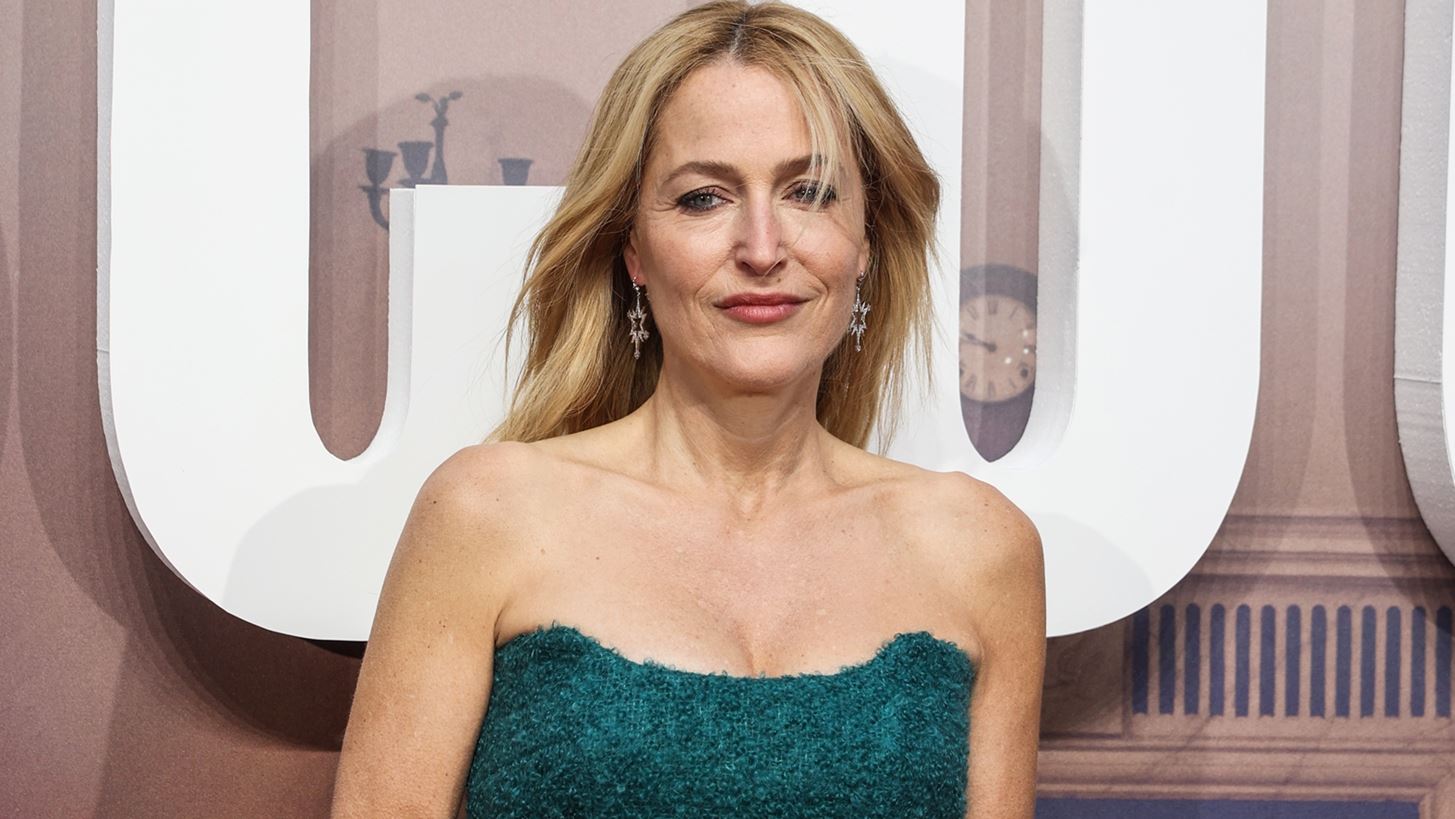 Gillian Anderson |  &#x3A4;&#x3BF; &#x3C0;&#x3C1;&#x3AC;&#x3C3;&#x3B9;&#x3BD;&#x3BF; &#x3C6;&#x3CC;&#x3C1;&#x3B5;&#x3BC;&#x3B1; &#x3C0;&#x3BF;&#x3C5; &#x3B5;&#x3C0;&#x3AD;&#x3BB;&#x3B5;&#x3BE;&#x3B5; &#x3B3;&#x3B9;&#x3B1; &#x3C4;&#x3B7;&#x3BD; &#x3C0;&#x3B1;&#x3B3;&#x3BA;&#x3CC;&#x3C3;&#x3BC;&#x3B9;&#x3B1; &#x3C0;&#x3C1;&#x3B5;&#x3BC;&#x3B9;&#x3AD;&#x3C1;&#x3B1; &#x3C4;&#x3BF;&#x3C5; Scoop