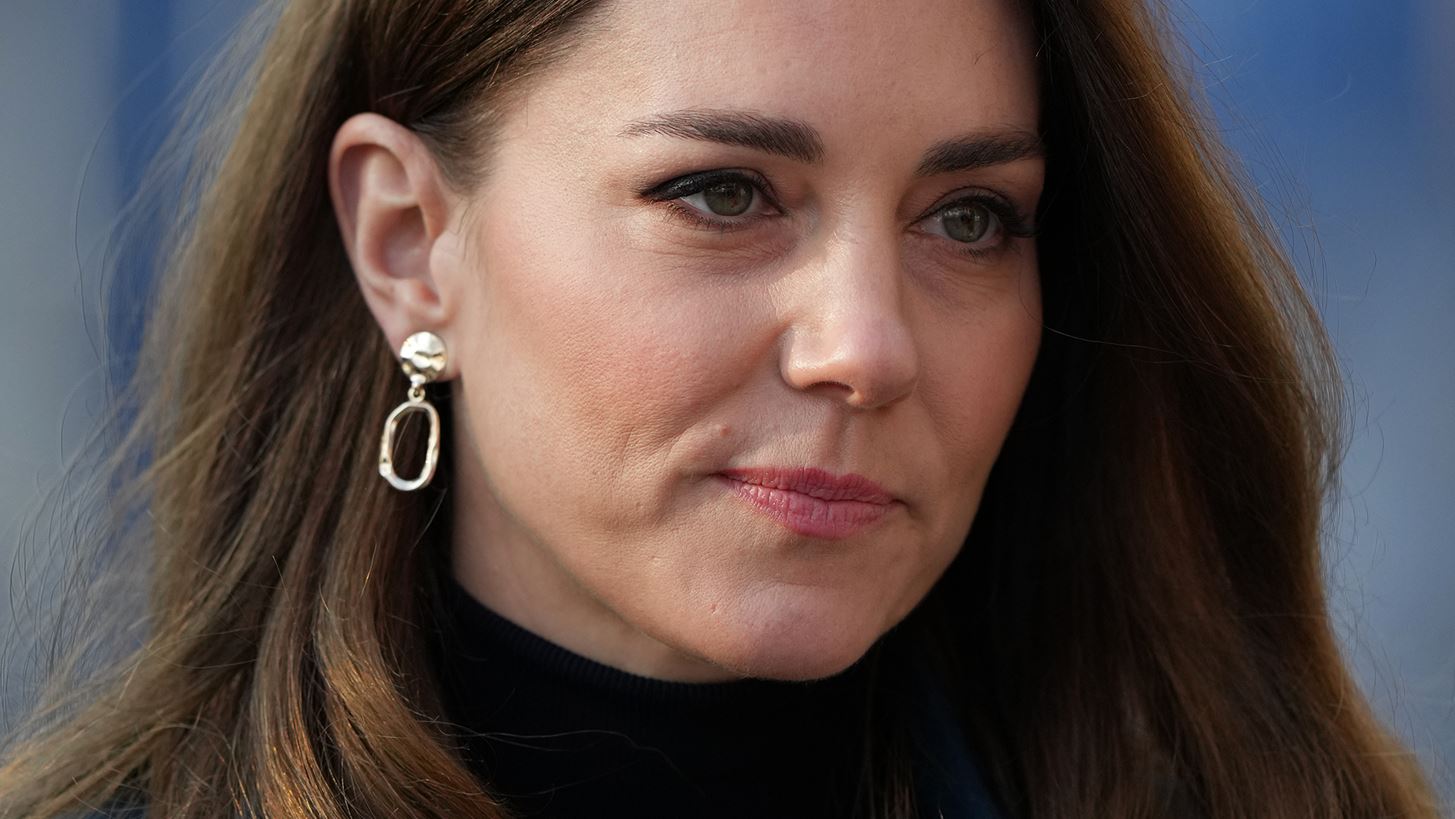 Kate Middleton | &#x393;&#x3B9;&#x3B1;&#x3C4;&#x3AF; &#x3B4;&#x3B5;&#x3BD; &#x3C4;&#x3B1;&#x3BE;&#x3AF;&#x3B4;&#x3B5;&#x3C8;&#x3B5; &#x3C3;&#x3C4;&#x3BF; Balmoral &#x3BC;&#x3B1;&#x3B6;&#x3AF; &#x3BC;&#x3B5; &#x3C4;&#x3B7;&#x3BD; &#x3C5;&#x3C0;&#x3CC;&#x3BB;&#x3BF;&#x3B9;&#x3C0;&#x3B7; &#x3B2;&#x3B1;&#x3C3;&#x3B9;&#x3BB;&#x3B9;&#x3BA;&#x3AE; &#x3BF;&#x3B9;&#x3BA;&#x3BF;&#x3B3;&#x3AD;&#x3BD;&#x3B5;&#x3B9;&#x3B1;;