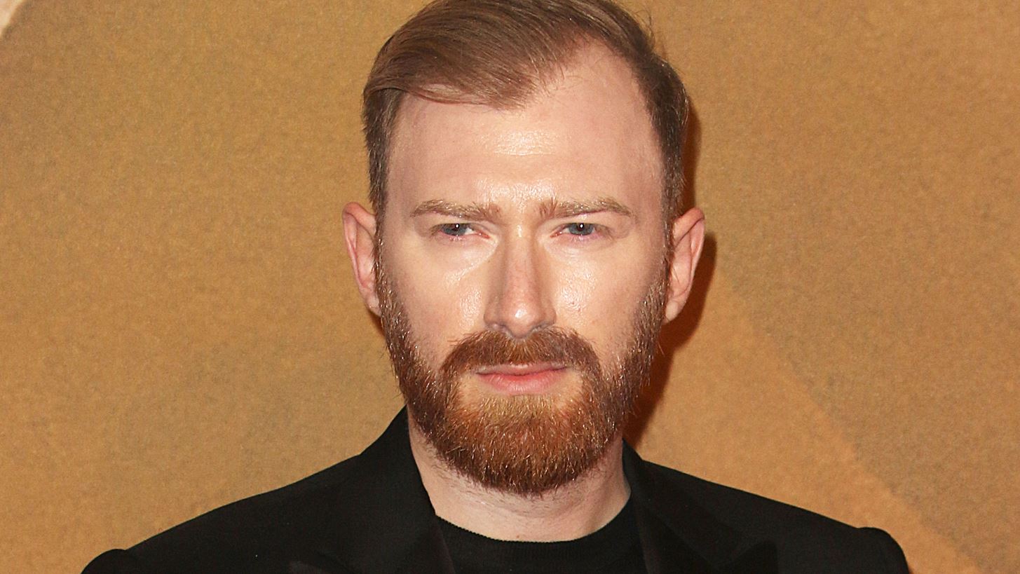 Vetements | O Guram Gvasalia &#x3C0;&#x3B1;&#x3AF;&#x3C1;&#x3BD;&#x3B5;&#x3B9; &#x3C4;&#x3B7; &#x3B8;&#x3AD;&#x3C3;&#x3B7; &#x3C4;&#x3BF;&#x3C5; Demna Gvasalia &#x3C9;&#x3C2; creative director