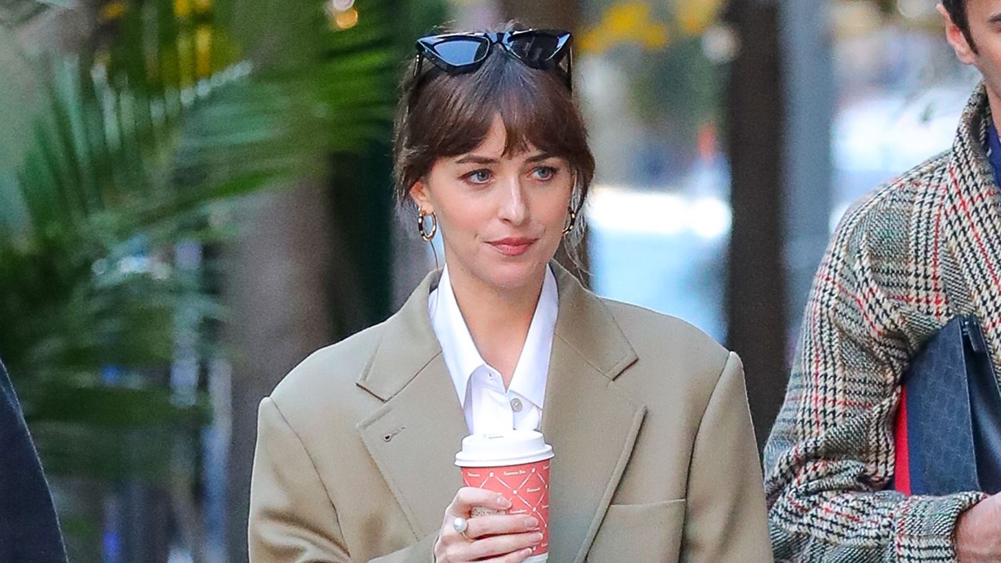 Dakota Johnson | &#x3A0;&#x3BF;&#x3B9;&#x3BF;&#x3C2; &#x3B5;&#x3AF;&#x3BD;&#x3B1;&#x3B9; &#x3BF; Blake Lee &#x3C0;&#x3BF;&#x3C5; &#x3C4;&#x3B7; &#x3C3;&#x3C5;&#x3BD;&#x3BF;&#x3B4;&#x3B5;&#x3CD;&#x3B5;&#x3B9; &#x3C3;&#x3C4;&#x3B9;&#x3C2; &#x3B2;&#x3CC;&#x3BB;&#x3C4;&#x3B5;&#x3C2; &#x3C4;&#x3B7;&#x3C2; &#x3C3;&#x3C4;&#x3B7; &#x39D;&#x3AD;&#x3B1; &#x3A5;&#x3CC;&#x3C1;&#x3BA;&#x3B7;