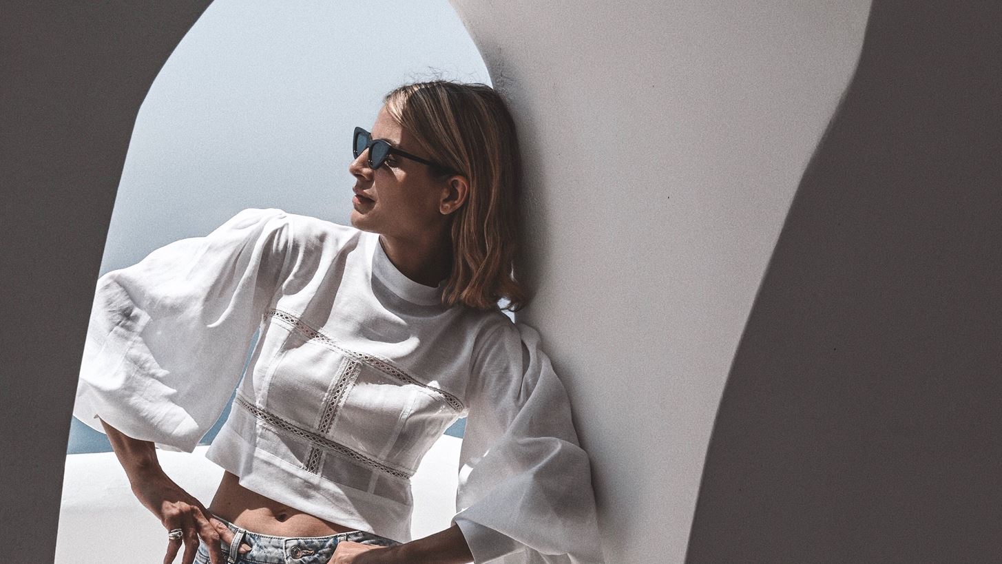 HCC x Liana Camba: &#x39C;&#x3AF;&#x3B1; &#x3BA;&#x3B1;&#x3BB;&#x3BF;&#x3BA;&#x3B1;&#x3B9;&#x3C1;&#x3B9;&#x3BD;&#x3AE; capsule &#x3C3;&#x3C5;&#x3BB;&#x3BB;&#x3BF;&#x3B3;&#x3AE; &#x3C9;&#x3B4;&#x3AE; &#x3C3;&#x3C4;&#x3BF; minimal chic