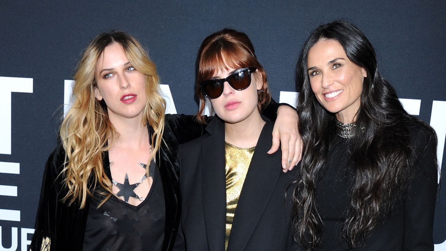 Demi Moore | &#x3A6;&#x3C9;&#x3C4;&#x3BF;&#x3B3;&#x3C1;&#x3B1;&#x3C6;&#x3AF;&#x3B6;&#x3B5;&#x3C4;&#x3B1;&#x3B9; &#x3BC;&#x3B5; &#x3C4;&#x3B9;&#x3C2; &#x3C4;&#x3C1;&#x3B5;&#x3B9;&#x3C2; &#x3BA;&#x3CC;&#x3C1;&#x3B5;&#x3C2; &#x3C4;&#x3B7;&#x3C2; &#x3BC;&#x3B5; &#x3B1;&#x3C3;&#x3BF;&#x3C1;&#x3C4;&#x3AF; &#x3BC;&#x3B1;&#x3B3;&#x3B9;&#x3CC;