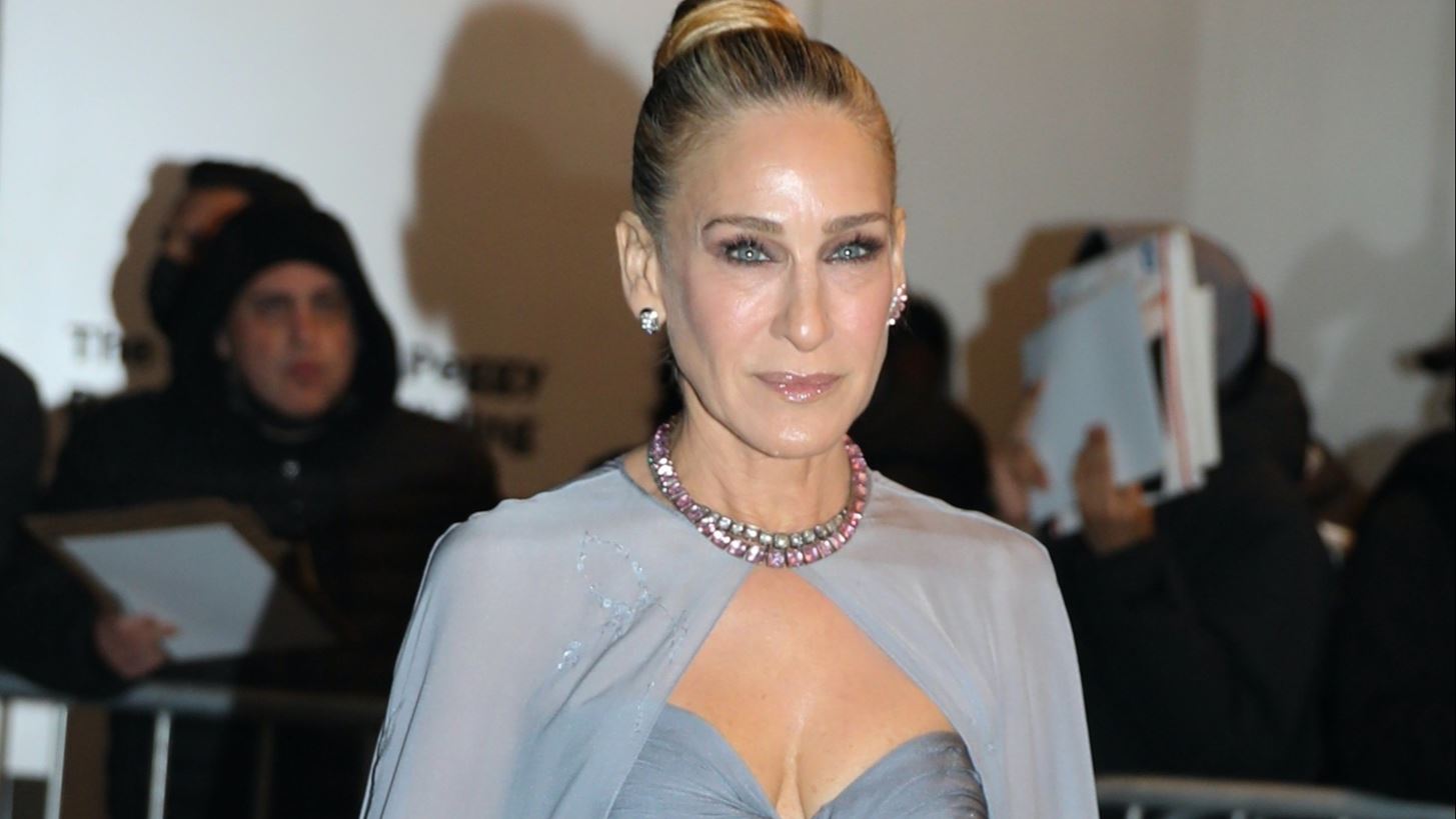 And Just Like That... &#x395;&#x3C1;&#x3C9;&#x3C4;&#x3B5;&#x3C5;&#x3C4;&#x3AE;&#x3BA;&#x3B1;&#x3BC;&#x3B5; &#x3C4;&#x3BF; beauty look &#x3C4;&#x3B7;&#x3C2; Sarah Jessica Parker &#x3C3;&#x3C4;&#x3B7;&#x3BD; &#x3C0;&#x3C1;&#x3B5;&#x3BC;&#x3B9;&#x3AD;&#x3C1;&#x3B1; &#x3C4;&#x3BF;&#x3C5; SATC revival