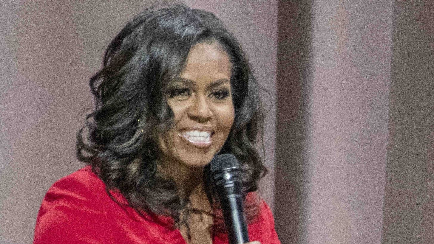 Michelle Obama | &#x391;&#x3BD;&#x3B1;&#x3BA;&#x3BF;&#x3AF;&#x3BD;&#x3C9;&#x3C3;&#x3B5; &#x3C4;&#x3B7;&#x3BD; &#x3BA;&#x3C5;&#x3BA;&#x3BB;&#x3BF;&#x3C6;&#x3BF;&#x3C1;&#x3AF;&#x3B1; &#x3C4;&#x3BF;&#x3C5; &#x3B4;&#x3B5;&#x3CD;&#x3C4;&#x3B5;&#x3C1;&#x3BF;&#x3C5; &#x3B2;&#x3B9;&#x3B2;&#x3BB;&#x3AF;&#x3BF;&#x3C5; &#x3C4;&#x3B7;&#x3C2;, &#x3CD;&#x3C3;&#x3C4;&#x3B5;&#x3C1;&#x3B1; &#x3B1;&#x3C0;&#x3CC; &#x3C4;&#x3B7;&#x3BD; &#x3C0;&#x3B1;&#x3B3;&#x3BA;&#x3CC;&#x3C3;&#x3BC;&#x3B9;&#x3B1; &#x3B5;&#x3C0;&#x3B9;&#x3C4;&#x3C5;&#x3C7;&#x3AF;&#x3B1; &#x3C4;&#x3BF;&#x3C5; &#x3C0;&#x3C1;&#x3CE;&#x3C4;&#x3BF;&#x3C5;