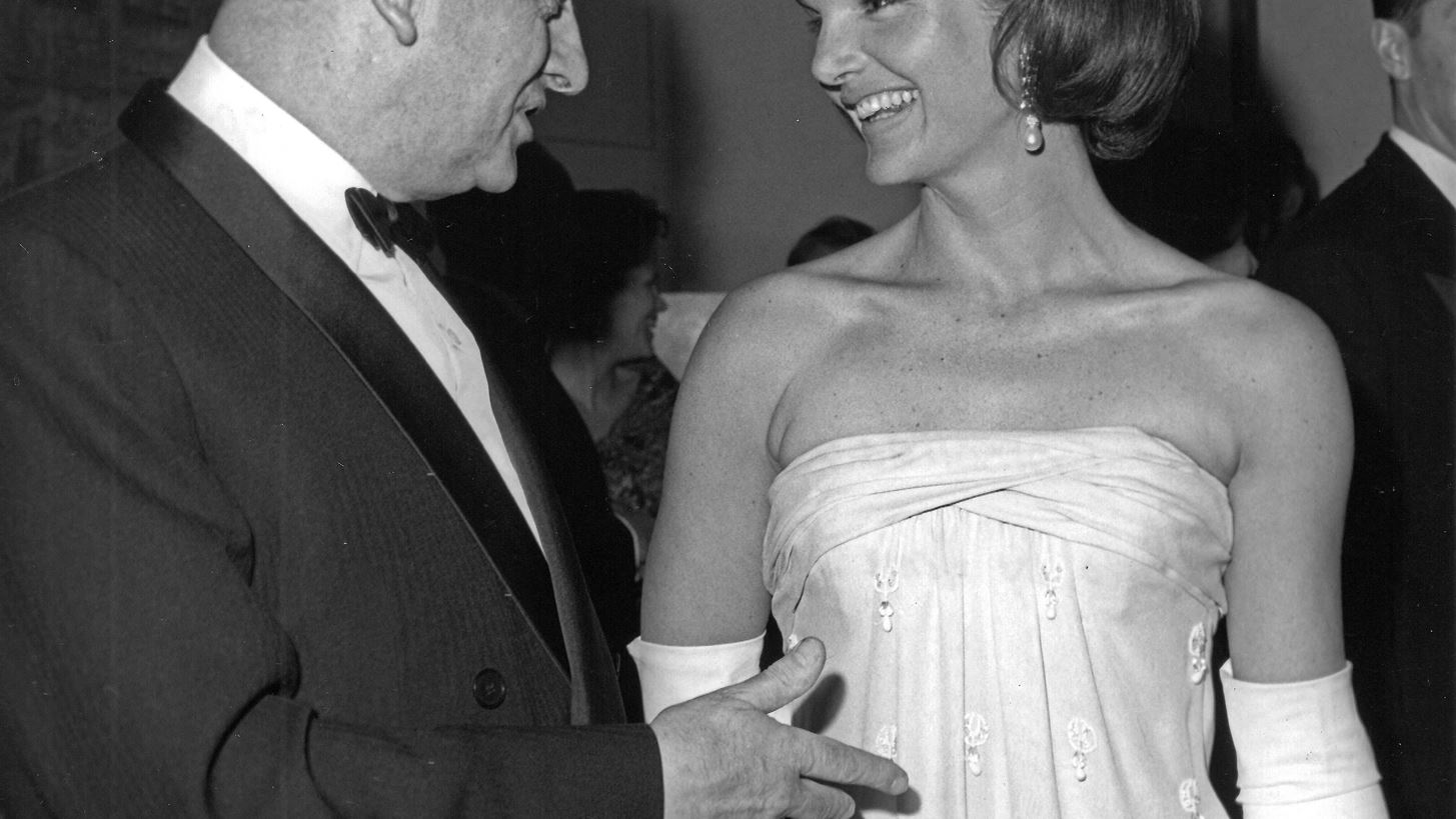 Jackie Kennedy | H &#x3BA;&#x3CC;&#x3C1;&#x3B7; &#x3BA;&#x3B1;&#x3B9; &#x3B7; &#x3B5;&#x3B3;&#x3B3;&#x3BF;&#x3BD;&#x3AE; &#x3C4;&#x3B7;&#x3C2; &#x3C6;&#x3CC;&#x3C1;&#x3B5;&#x3C3;&#x3B1;&#x3BD; &#x3BE;&#x3B1;&#x3BD;&#x3AC; &#x3C4;&#x3BF; Valentino &#x3C6;&#x3CC;&#x3C1;&#x3B5;&#x3BC;&#x3AC; &#x3C4;&#x3B7;&#x3C2;