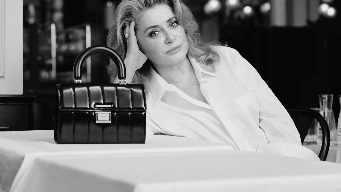 Catherine Deneuve | &#x397; &#x3C4;&#x3C3;&#x3AC;&#x3BD;&#x3C4;&#x3B1; Le D&#xE9;j&#xE0;-Vu &#x3C4;&#x3B7;&#x3C2; AMI &#x3B2;&#x3C1;&#x3AE;&#x3BA;&#x3B5; &#x3C4;&#x3B7; &#x3BC;&#x3BF;&#x3CD;&#x3C3;&#x3B1; &#x3C4;&#x3B7;&#x3C2;