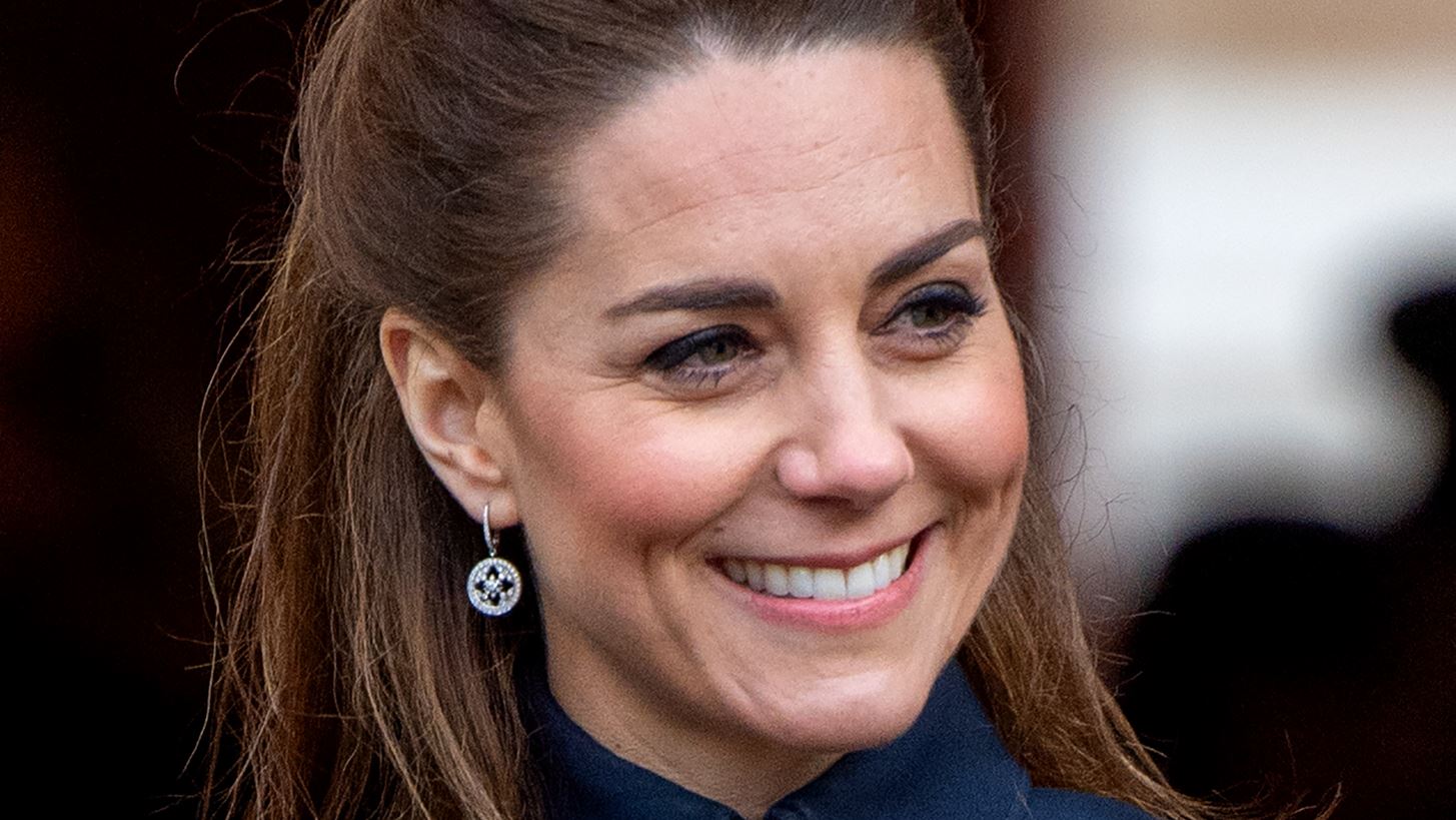 &#x397; Kate Middleton &#x3BC;&#x3B5; &#x3C4;&#x3BF; &#x3C0;&#x3B9;&#x3BF; &#x3BA;&#x3BF;&#x3BC;&#x3C8;&#x3CC; militaire look