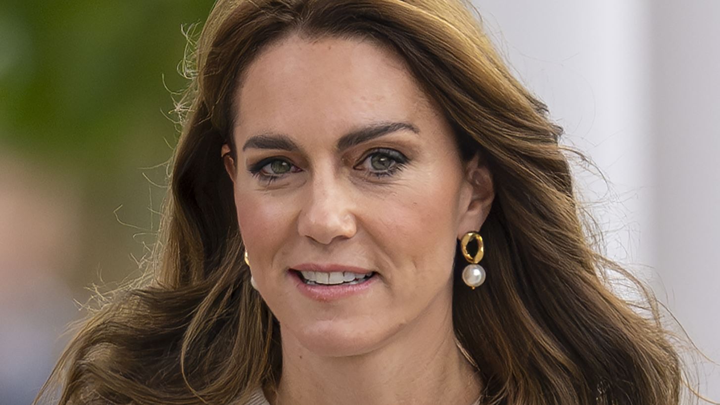 Kate Middleton | &#x3A0;&#x3AE;&#x3C1;&#x3B5; &#x3B5;&#x3BE;&#x3B9;&#x3C4;&#x3AE;&#x3C1;&#x3B9;&#x3BF; &#x3B1;&#x3C0;&#x3CC; &#x3C4;&#x3BF; &#x3BD;&#x3BF;&#x3C3;&#x3BF;&#x3BA;&#x3BF;&#x3BC;&#x3B5;&#x3AF;&#x3BF; - &#x397; &#x3B1;&#x3BD;&#x3B1;&#x3BA;&#x3BF;&#x3AF;&#x3BD;&#x3C9;&#x3C3;&#x3B7; &#x3B1;&#x3C0;&#x3CC; &#x3C4;&#x3BF; &#x3A0;&#x3B1;&#x3BB;&#x3AC;&#x3C4;&#x3B9;