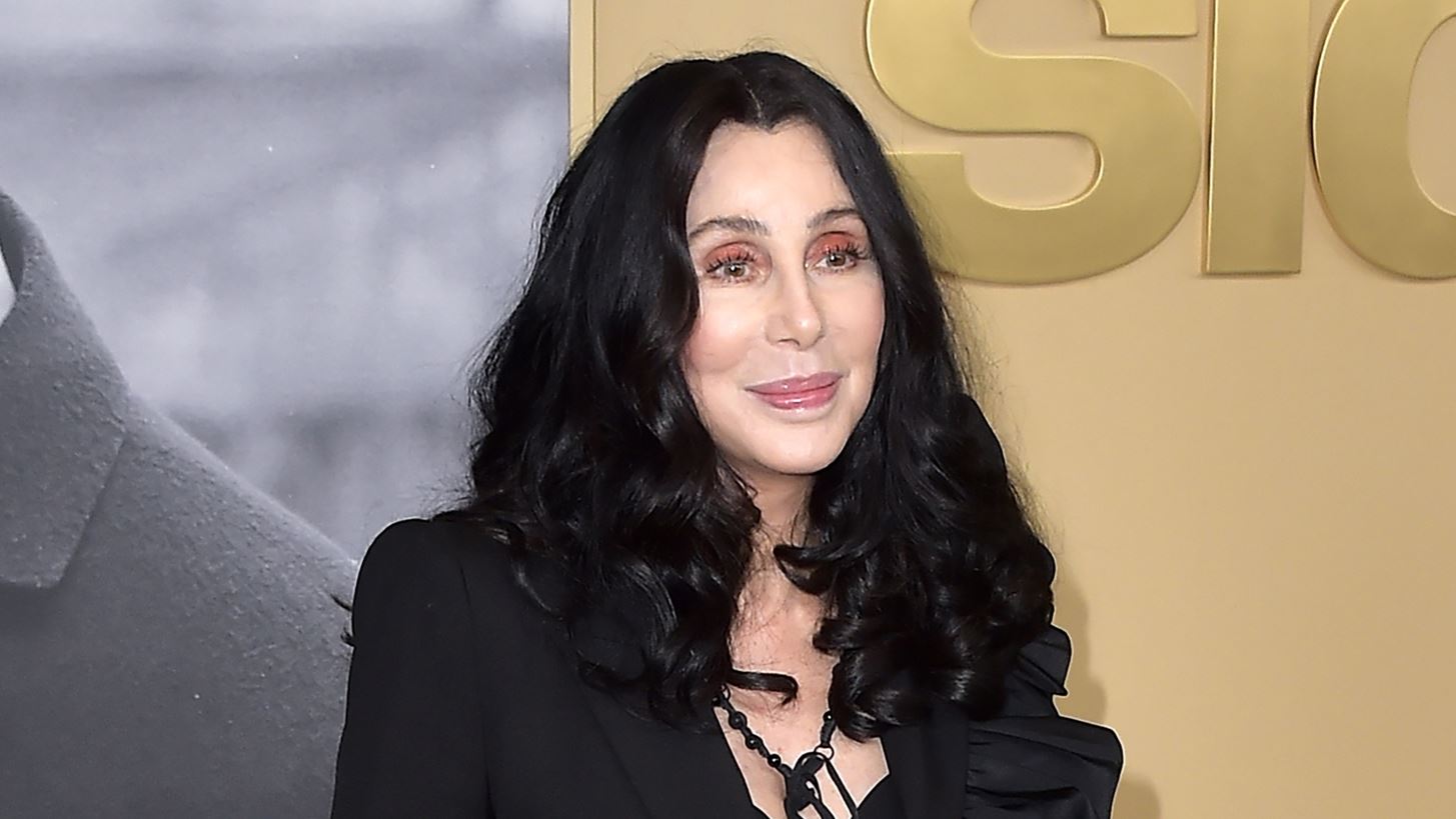 &#x397; Cher &#x3B1;&#x3BD;&#x3C4;&#x3B9;&#x3B4;&#x3C1;&#x3AC; &#x3BA;&#x3B1;&#x3C4;&#x3AC; &#x3C4;&#x3C9;&#x3BD; haters &#x3C0;&#x3BF;&#x3C5; &#x3C3;&#x3C7;&#x3BF;&#x3BB;&#x3AF;&#x3B1;&#x3C3;&#x3B1;&#x3BD; &#x3B1;&#x3C1;&#x3BD;&#x3B7;&#x3C4;&#x3B9;&#x3BA;&#x3AC; &#x3C4;&#x3B7; &#x3B4;&#x3B9;&#x3B1;&#x3C6;&#x3BF;&#x3C1;&#x3AC; &#x3B7;&#x3BB;&#x3B9;&#x3BA;&#x3AF;&#x3B1;&#x3C2; &#x3C4;&#x3B7;&#x3C2; &#x3BC;&#x3B5; &#x3C4;&#x3BF;&#x3BD; &#x3BD;&#x3AD;&#x3BF; &#x3C3;&#x3CD;&#x3BD;&#x3C4;&#x3C1;&#x3BF;&#x3C6;&#x3CC; &#x3C4;&#x3B7;&#x3C2;