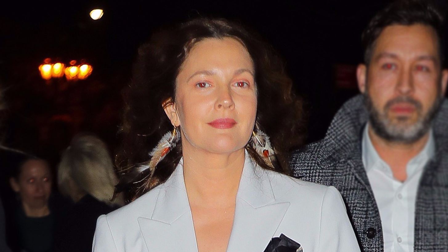 Drew Barrymore | &#x388;&#x3C3;&#x3C4;&#x3B5;&#x3B9;&#x3BB;&#x3B5; &#x3BA;&#x3B1;&#x3C4;&#x3B1;&#x3BB;&#x3AC;&#x3B8;&#x3BF;&#x3C2; &#x3AD;&#x3BD;&#x3B1; &quot;&#x3B7;&#x3BC;&#x3AF;&#x3B3;&#x3C5;&#x3BC;&#x3BD;&#x3BF;&quot; &#x3B2;&#x3AF;&#x3BD;&#x3C4;&#x3B5;&#x3BF; &#x3C4;&#x3B7;&#x3C2; &#x3C3;&#x3B5; 16&#x3C7;&#x3C1;&#x3BF;&#x3BD;&#x3BF;