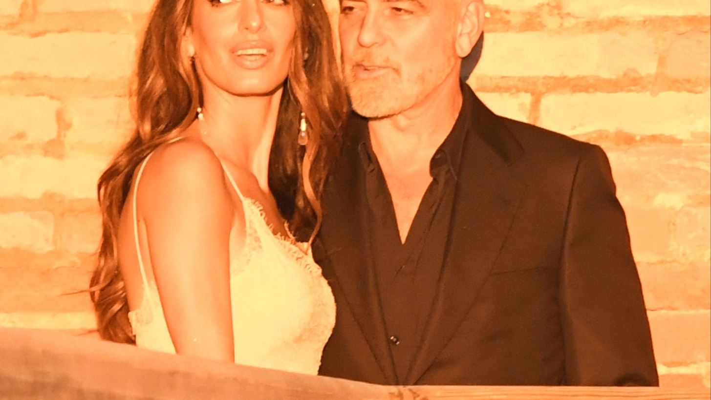 Amal Clooney | &#x395;&#x3BD;&#x3C4;&#x3C5;&#x3C0;&#x3C9;&#x3C3;&#x3B9;&#x3B1;&#x3BA;&#x3AE; &#x3BC;&#x3B5; Vintage Dior &#x3C6;&#x3CC;&#x3C1;&#x3B5;&#x3BC;&#x3B1; &#x3C3;&#x3C4;&#x3B7; &#x392;&#x3B5;&#x3BD;&#x3B5;&#x3C4;&#x3AF;&#x3B1;