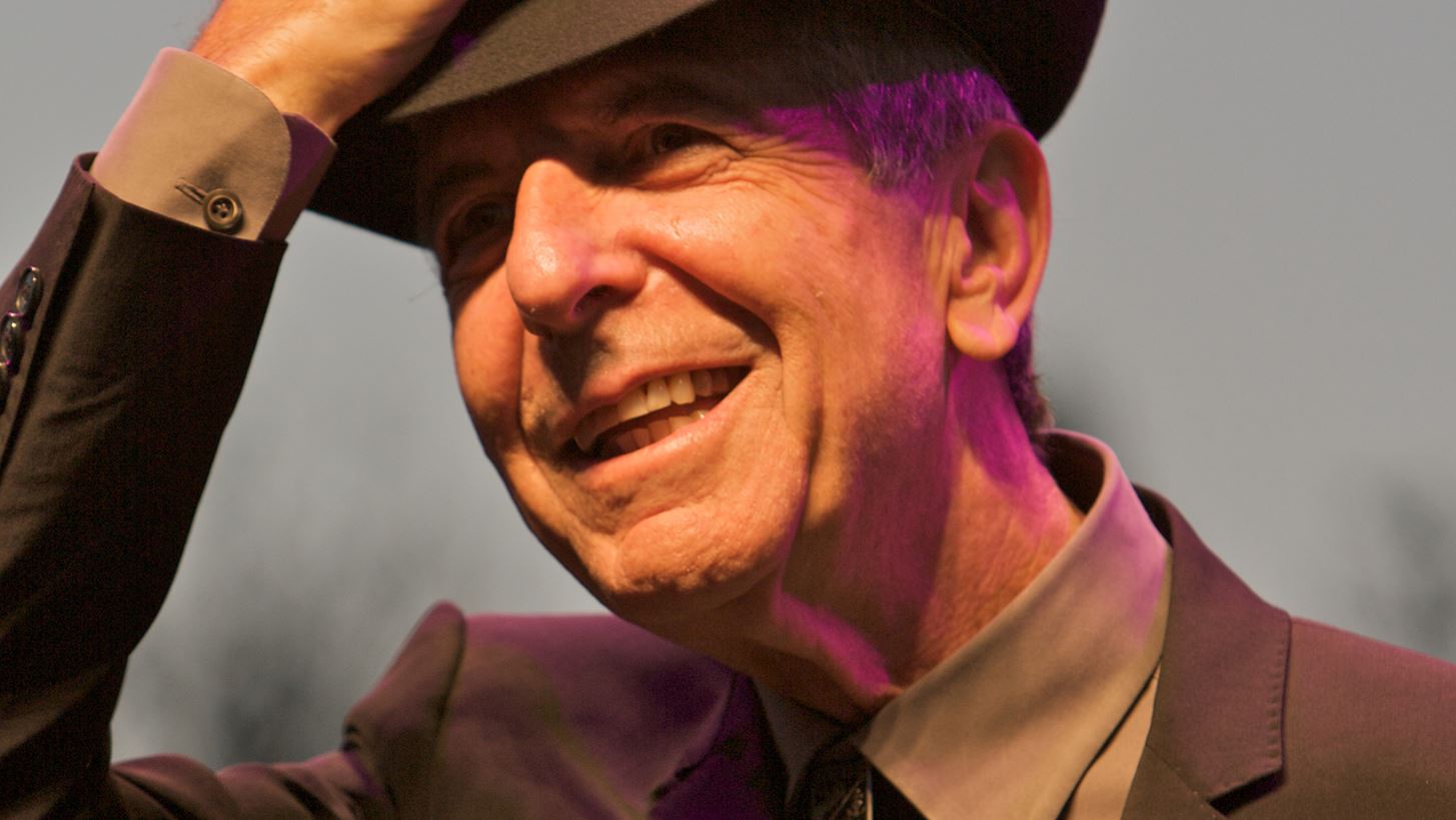 Leonard Cohen: &#x388;&#x3C6;&#x3C5;&#x3B3;&#x3B5; &#x3B1;&#x3C0;&#x3CC; &#x3C4;&#x3B7; &#x3B6;&#x3C9;&#x3AE; &#x3BF; &#x3B8;&#x3C1;&#x3C5;&#x3BB;&#x3B9;&#x3BA;&#x3CC;&#x3C2; &#x3C4;&#x3C1;&#x3B1;&#x3B3;&#x3BF;&#x3C5;&#x3B4;&#x3B9;&#x3C3;&#x3C4;&#x3AE;&#x3C2;
