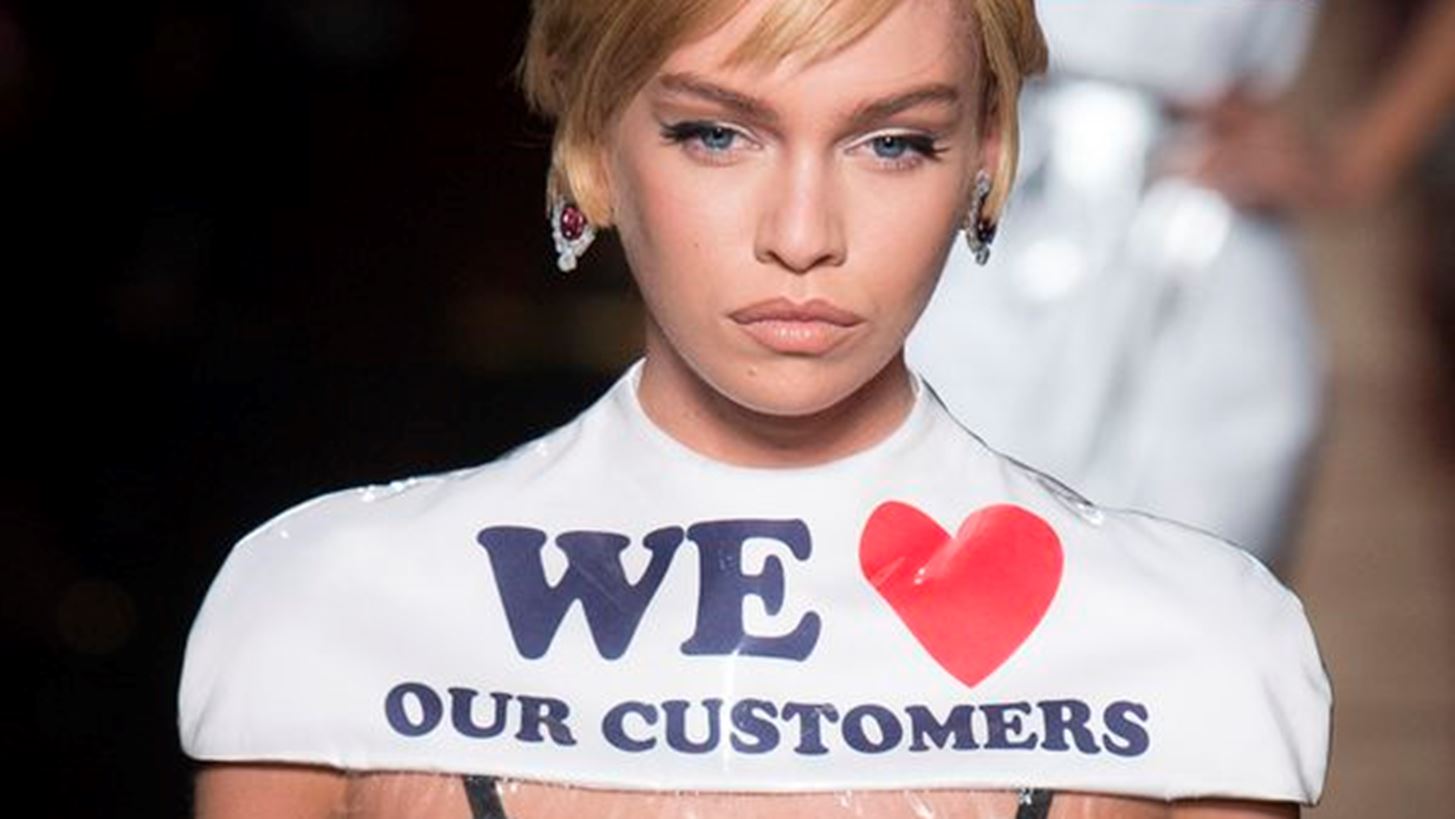 &#x39F; &#x3BF;&#x3AF;&#x3BA;&#x3BF;&#x3C2; Moschino &#x3C3;&#x3C7;&#x3B5;&#x3B4;&#x3AF;&#x3B1;&#x3C3;&#x3B5; &#x3C4;&#x3BF; &#x3C0;&#x3B9;&#x3BF; &#x3B1;&#x3BC;&#x3C6;&#x3B9;&#x3BB;&#x3B5;&#x3B3;&#x3CC;&#x3BC;&#x3B5;&#x3BD;&#x3BF; &#x3C6;&#x3CC;&#x3C1;&#x3B5;&#x3BC;&#x3B1; &#x3C0;&#x3BF;&#x3C5; &#x3B5;&#x3AF;&#x3B4;&#x3B1;&#x3BC;&#x3B5; &#x3C4;&#x3B5;&#x3BB;&#x3B5;&#x3C5;&#x3C4;&#x3B1;&#x3AF;&#x3B1;