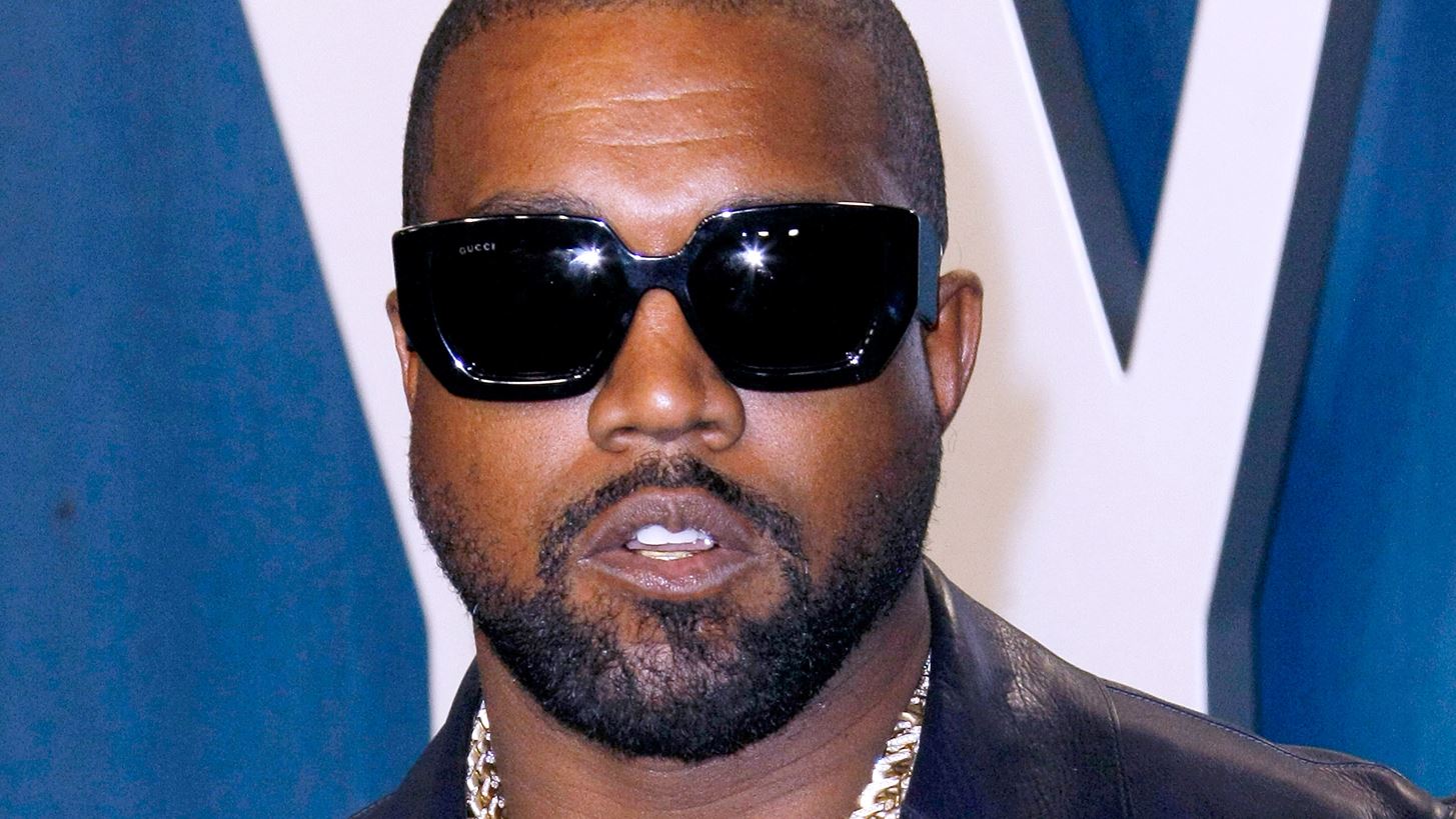 &#x3A4;&#x3B9; &#x3C3;&#x3C5;&#x3BC;&#x3B2;&#x3B1;&#x3AF;&#x3BD;&#x3B5;&#x3B9; &#x3BC;&#x3B5; &#x3C4;&#x3B7; &#x3BC;&#x3AC;&#x3C3;&#x3BA;&#x3B1; Alexander McQueen &#x3C4;&#x3BF;&#x3C5; Kanye West;