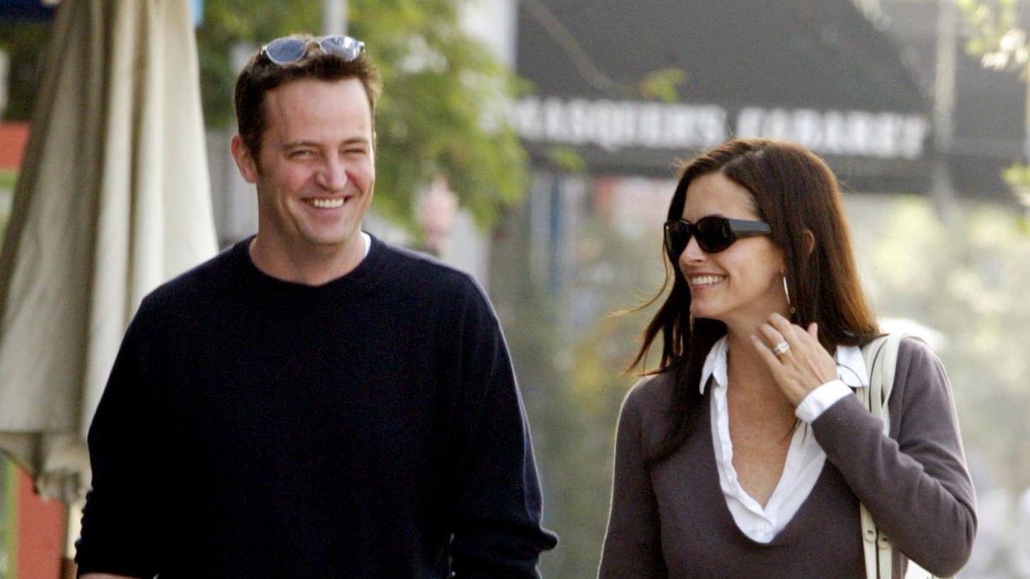 &#x397; Courteney Cox &#x3BA;&#x3B1;&#x3B9; &#x3BF; Matthew Perry &#x3B5;&#x3AF;&#x3BD;&#x3B1;&#x3B9; &#x3BA;&#x3AC;&#x3C4;&#x3B9; &#x3C0;&#x3B1;&#x3C1;&#x3B1;&#x3C0;&#x3AC;&#x3BD;&#x3C9; &#x3B1;&#x3C0;&#x3CC; &#x3C6;&#x3AF;&#x3BB;&#x3BF;&#x3B9;