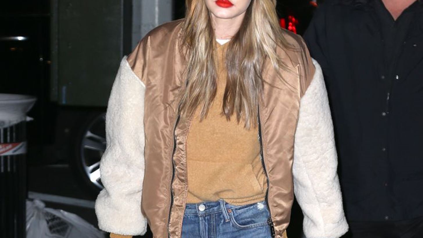 Red on red: &#x397; Gigi Hadid &#x3C4;&#x3BF;&#x3BB;&#x3BC;&#x3AC; &#x3AD;&#x3BD;&#x3B1; &#x3B4;&#x3B9;&#x3B1;&#x3C6;&#x3BF;&#x3C1;&#x3B5;&#x3C4;&#x3B9;&#x3BA;&#x3CC; beauty look
