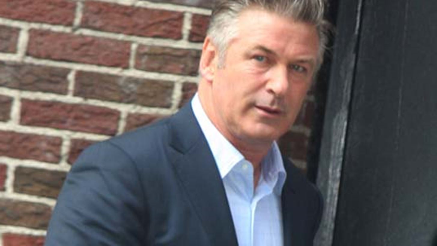 Alec Baldwin | &#x3A4;&#x3BF; &#x3B2;&#x3AF;&#x3BD;&#x3C4;&#x3B5;&#x3BF; &#x3C0;&#x3BF;&#x3C5; &#x3B4;&#x3B5;&#x3AF;&#x3C7;&#x3BD;&#x3B5;&#x3B9; &#x3C4;&#x3BF;&#x3BD; &#x3B7;&#x3B8;&#x3BF;&#x3C0;&#x3BF;&#x3B9;&#x3CC; &#x3BD;&#x3B1; &#x3BA;&#x3C1;&#x3B1;&#x3C4;&#x3AC;&#x3B5;&#x3B9; &#x3C4;&#x3BF; &#x3CC;&#x3C0;&#x3BB;&#x3BF; &#x3C0;&#x3BF;&#x3C5; &#x3C3;&#x3BA;&#x3CC;&#x3C4;&#x3C9;&#x3C3;&#x3B5; &#x3C4;&#x3B7;&#x3BD; &#x3BA;&#x3B9;&#x3BD;&#x3B7;&#x3BC;&#x3B1;&#x3C4;&#x3BF;&#x3B3;&#x3C1;&#x3B1;&#x3C6;&#x3AF;&#x3C3;&#x3C4;&#x3C1;&#x3B9;&#x3B1; Halyna Hutchins