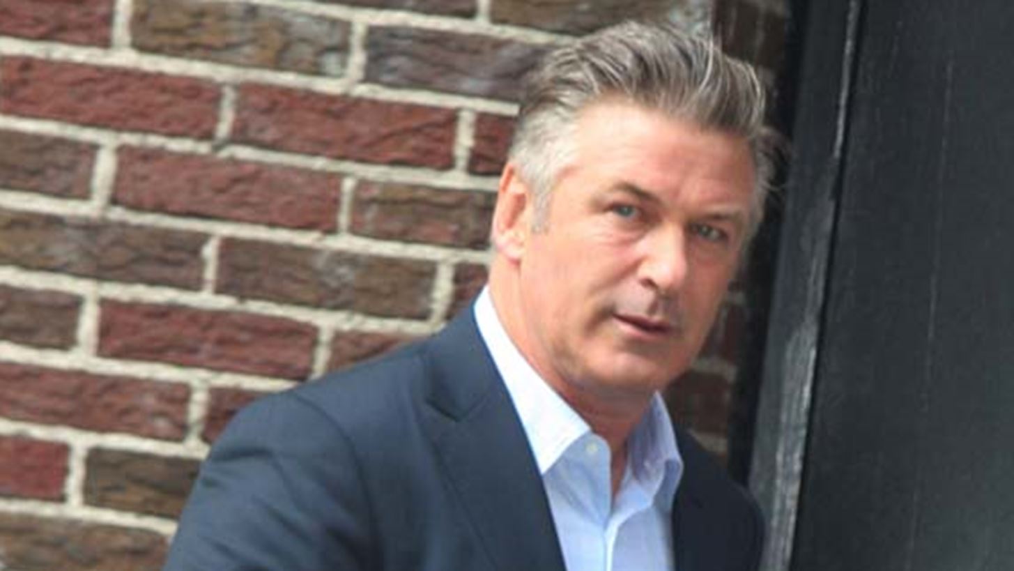 &#x39F; Alec Baldwin &#x3B1;&#x3BD;&#x3B1;&#x3BA;&#x3BF;&#x3AF;&#x3BD;&#x3C9;&#x3C3;&#x3B5; &#x3C4;&#x3BF;&#x3BD; &#x3B8;&#x3AC;&#x3BD;&#x3B1;&#x3C4;&#x3BF; &#x3C4;&#x3B7;&#x3C2; &#x3BC;&#x3B7;&#x3C4;&#x3AD;&#x3C1;&#x3B1;&#x3C2; &#x3C4;&#x3BF;&#x3C5;, Carol