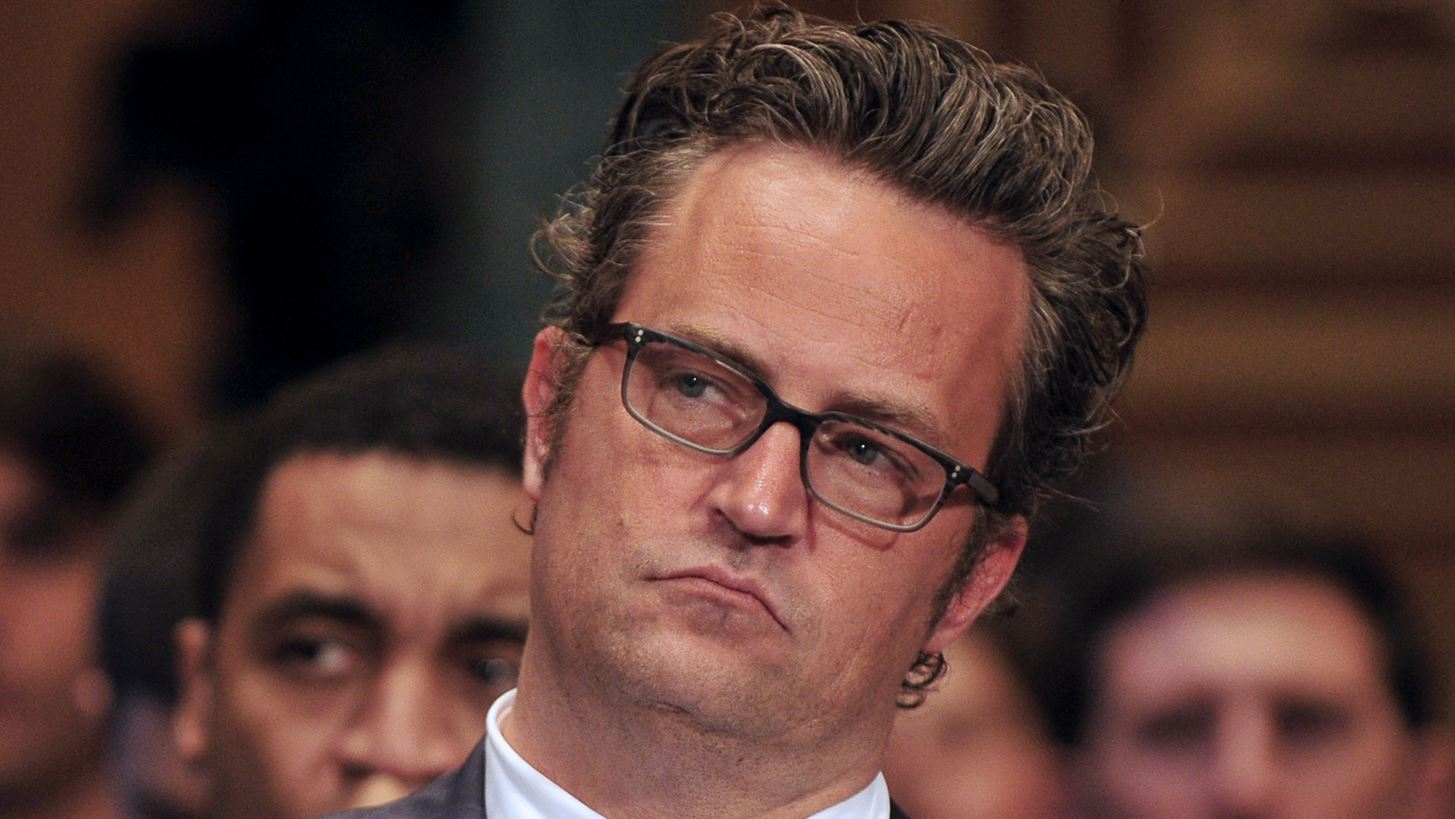 Matthew Perry | &#x397; &#x3C3;&#x3C0;&#x3B1;&#x3C1;&#x3B1;&#x3BA;&#x3C4;&#x3B9;&#x3BA;&#x3AE; &#x3B9;&#x3C3;&#x3C4;&#x3BF;&#x3C1;&#x3AF;&#x3B1; &#x3C0;&#x3AF;&#x3C3;&#x3C9; &#x3B1;&#x3C0;&#x3CC; &#x3C4;&#x3BF; &#x3C4;&#x3C1;&#x3B1;&#x3B3;&#x3BF;&#x3CD;&#x3B4;&#x3B9; &#x3C0;&#x3BF;&#x3C5; &#x3B1;&#x3BA;&#x3BF;&#x3CD;&#x3C3;&#x3C4;&#x3B7;&#x3BA;&#x3B5; &#x3C3;&#x3C4;&#x3B7;&#x3BD; &#x3BA;&#x3B7;&#x3B4;&#x3B5;&#x3AF;&#x3B1; &#x3C4;&#x3BF;&#x3C5;