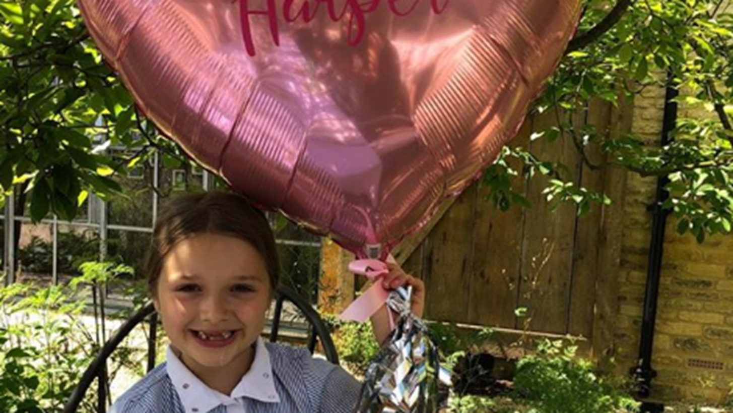 &#x3A4;&#x3BF; party- &#x3AD;&#x3BA;&#x3C0;&#x3BB;&#x3B7;&#x3BE;&#x3B7; &#x3B3;&#x3B9;&#x3B1; &#x3C4;&#x3B1; &#x3B3;&#x3B5;&#x3BD;&#x3AD;&#x3B8;&#x3BB;&#x3B9;&#x3B1; &#x3C4;&#x3B7;&#x3C2; Harper Beckham &#x3BA;&#x3B1;&#x3B9; &#x3BF;&#x3B9; &#x3C6;&#x3C9;&#x3C4;&#x3BF;&#x3B3;&#x3C1;&#x3B1;&#x3C6;&#x3AF;&#x3B5;&#x3C2; &#x3C3;&#x3C4;&#x3B1; social media