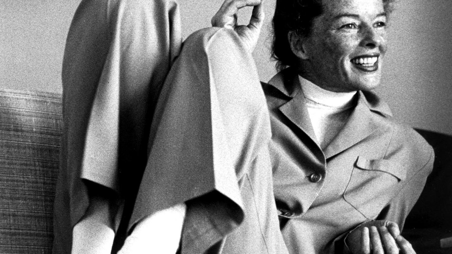 T&#x3BF; &#x3B4;&#x3B1;&#x3C7;&#x3C4;&#x3C5;&#x3BB;&#x3AF;&#x3B4;&#x3B9; &#x3B1;&#x3C1;&#x3C1;&#x3B1;&#x3B2;&#x3CE;&#x3BD;&#x3C9;&#x3BD; &#x3C4;&#x3BF;&#x3C5; Howard Hughes &#x3BC;&#x3B5; &#x3C4;&#x3B7;&#x3BD; &#x39A;atharine Hepburn &#x3B4;&#x3B7;&#x3BC;&#x3BF;&#x3C0;&#x3C1;&#x3B1;&#x3C4;&#x3AE;&#x3B8;&#x3B7;&#x3BA;&#x3B5; &#x3B3;&#x3B9;&#x3B1; 108.000 &#x3B4;&#x3BF;&#x3BB;&#x3AC;&#x3C1;&#x3B9;&#x3B1;