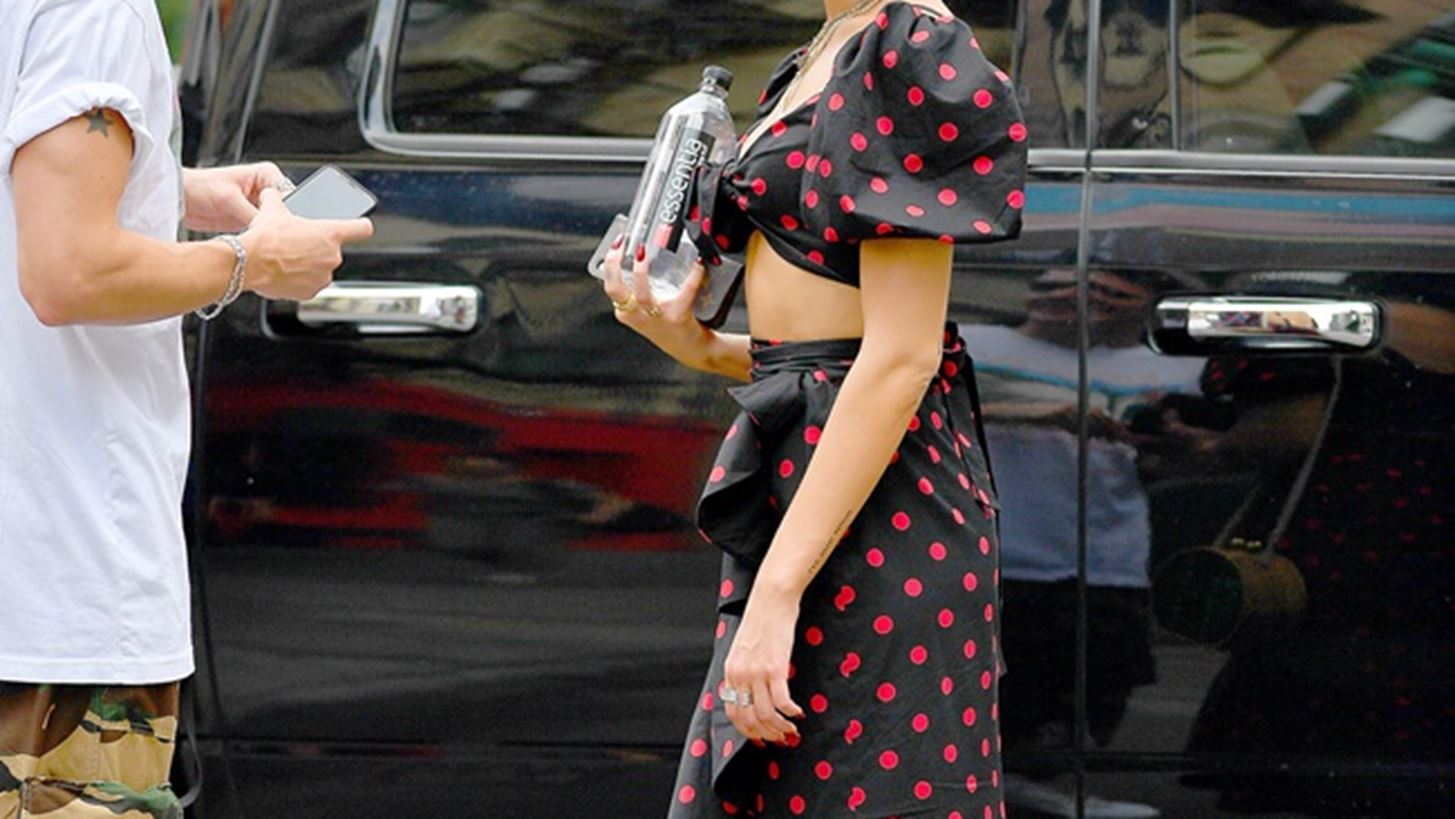 &#x3A0;&#x3BF;&#x3CD; &#x3B5;&#x3BD;&#x3C4;&#x3CC;&#x3C0;&#x3B9;&#x3C3;&#x3B5; &#x3BF; &#x3C6;&#x3C9;&#x3C4;&#x3BF;&#x3B3;&#x3C1;&#x3B1;&#x3C6;&#x3B9;&#x3BA;&#x3CC;&#x3C2; &#x3C6;&#x3B1;&#x3BA;&#x3CC;&#x3C2; &#x3C4;&#x3B7;&#x3BD; Dua Lipa &#x3BC;&#x3B5; &#x3C4;&#x3BF;&#x3BD; &#x3B1;&#x3B3;&#x3B1;&#x3C0;&#x3B7;&#x3BC;&#x3AD;&#x3BD;&#x3BF; &#x3C4;&#x3B7;&#x3C2; Isaac Carews